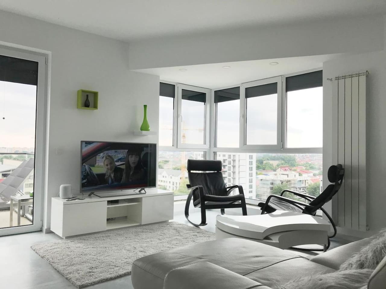 Luxury Westpark 2 Residence with Lake View