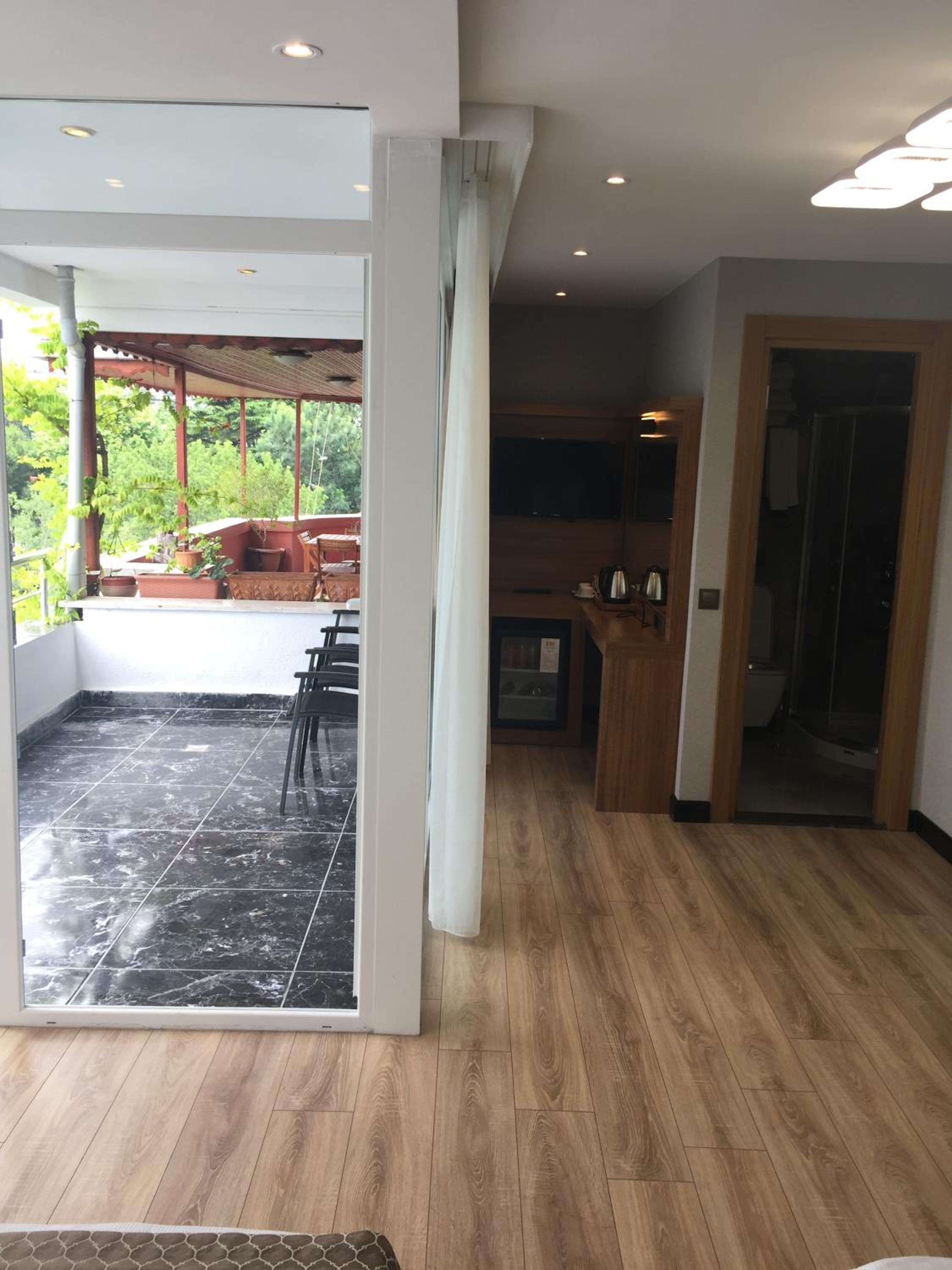 Aristocrat Hotel - Image 21