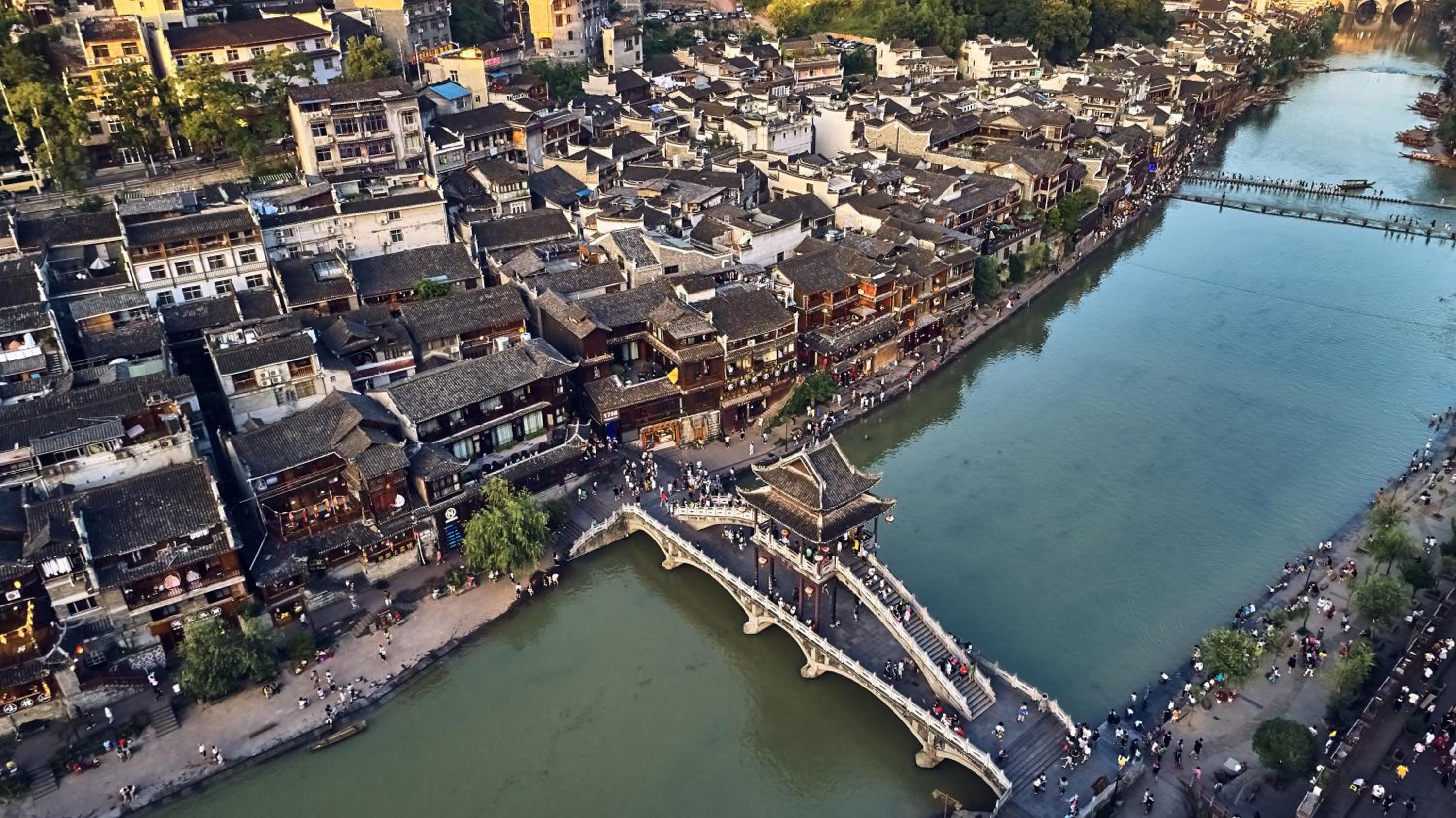 Fenghuang Slowly Time Inn
