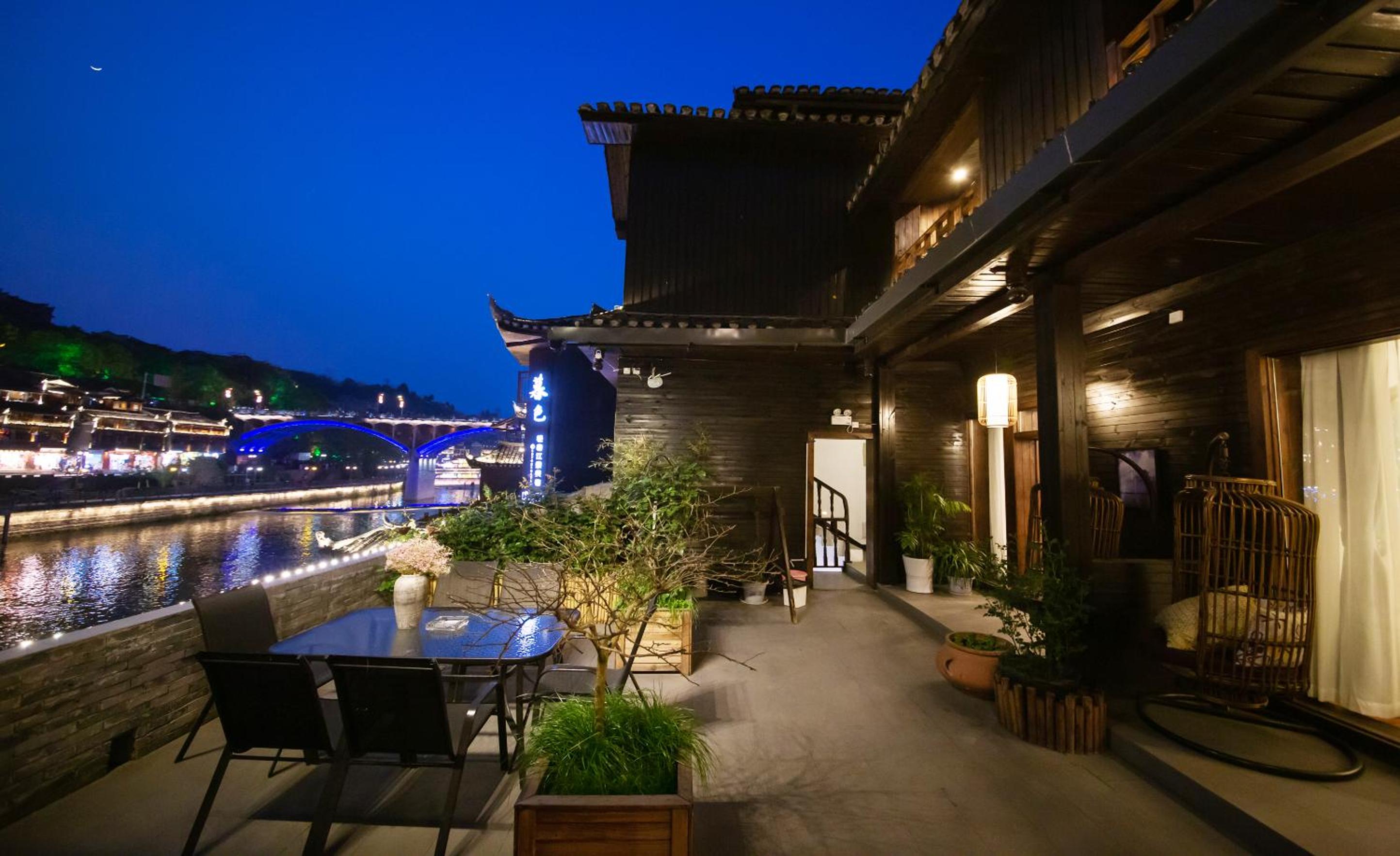 Fenghuang Slowly Time Inn