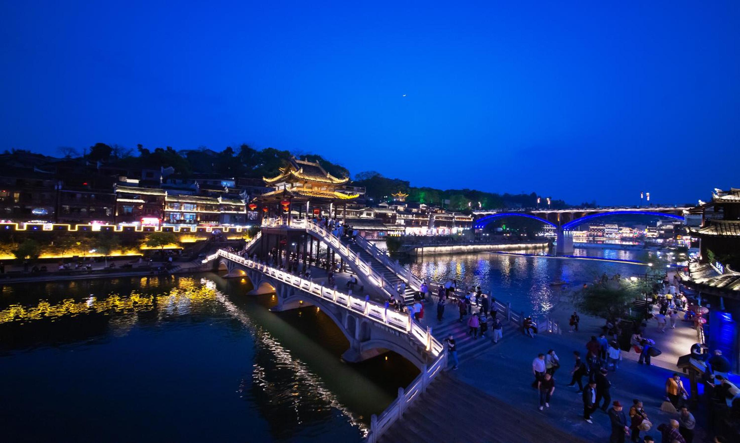 Fenghuang Slowly Time Inn