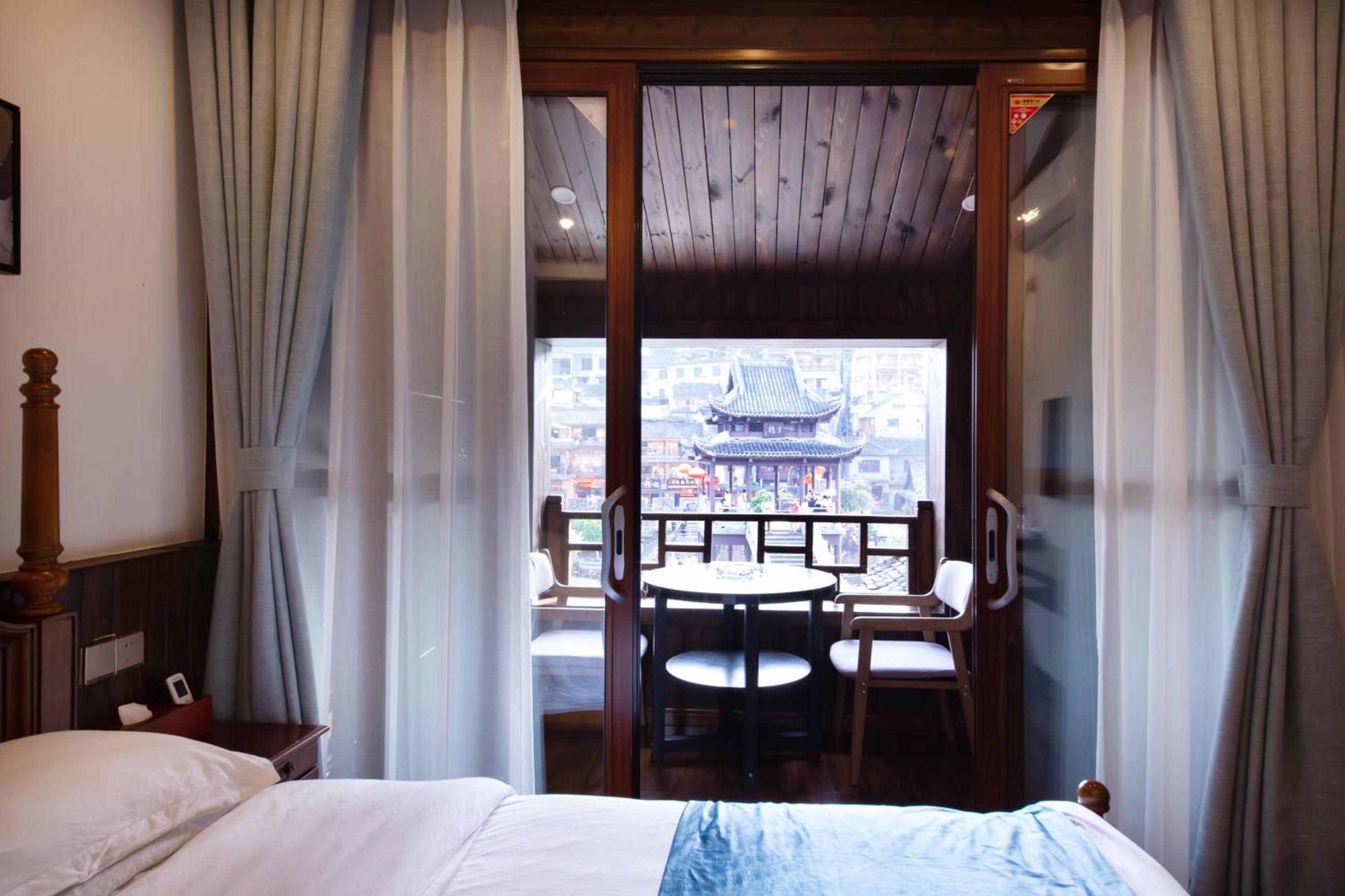Fenghuang Slowly Time Inn