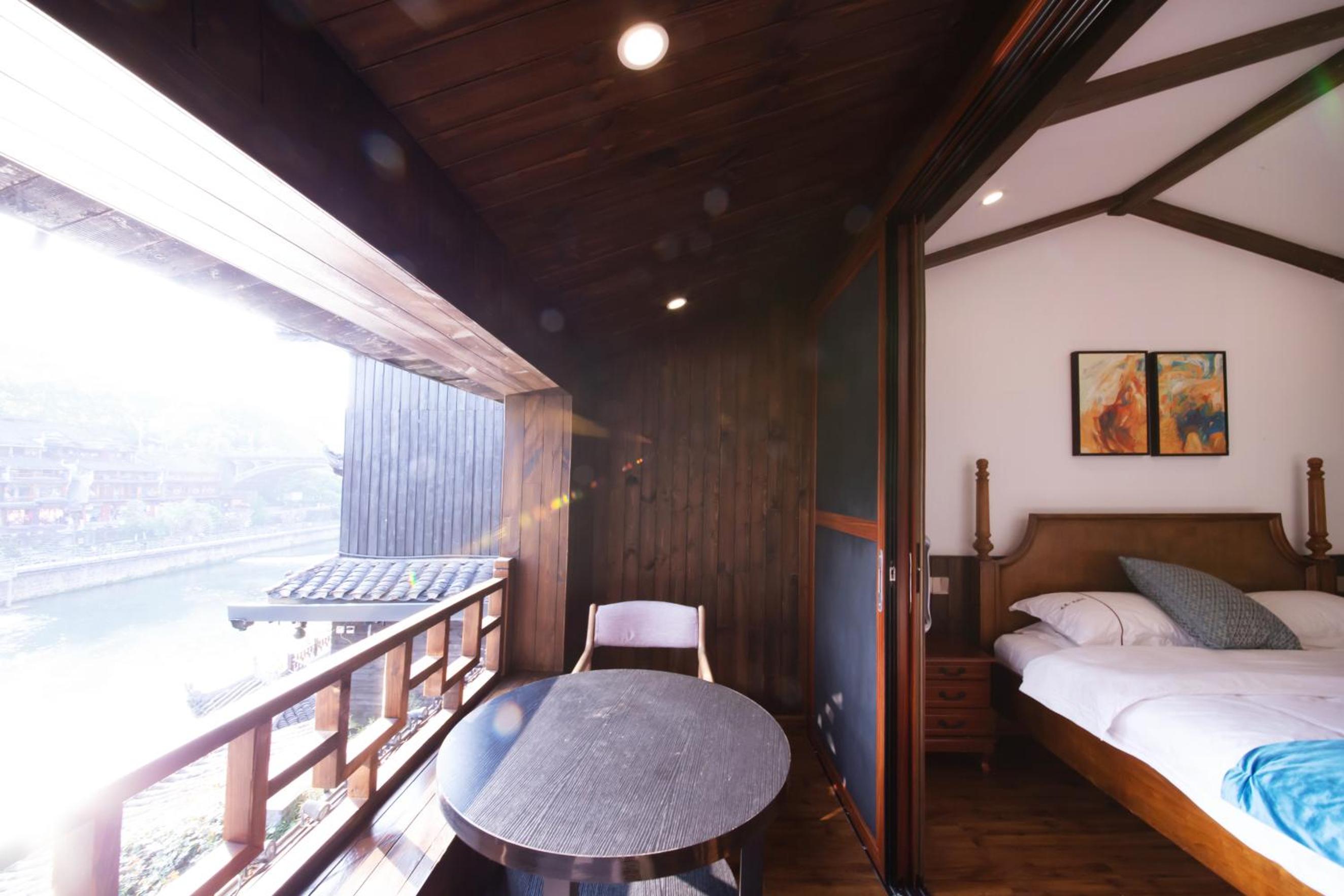 Fenghuang Slowly Time Inn