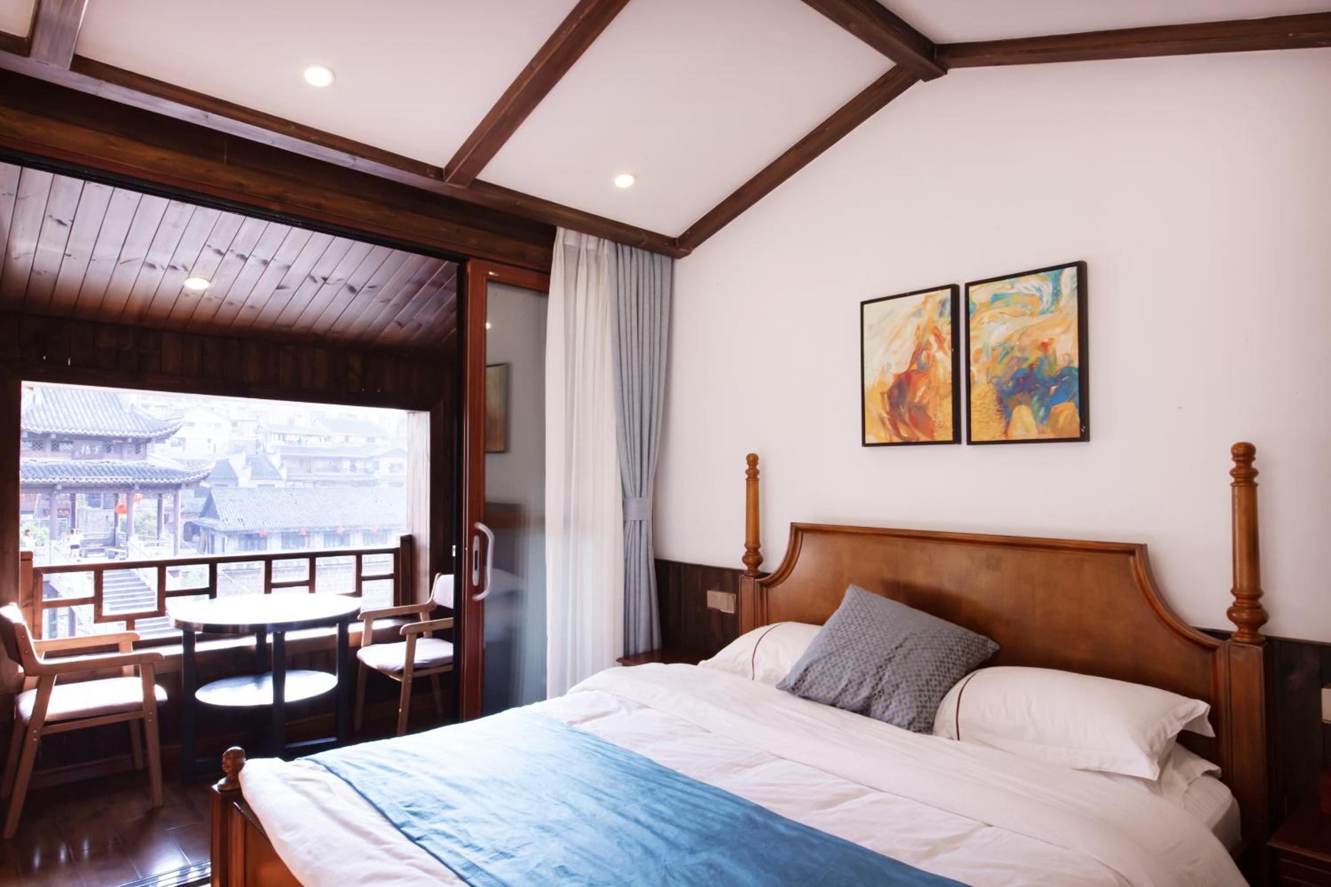 Fenghuang Slowly Time Inn