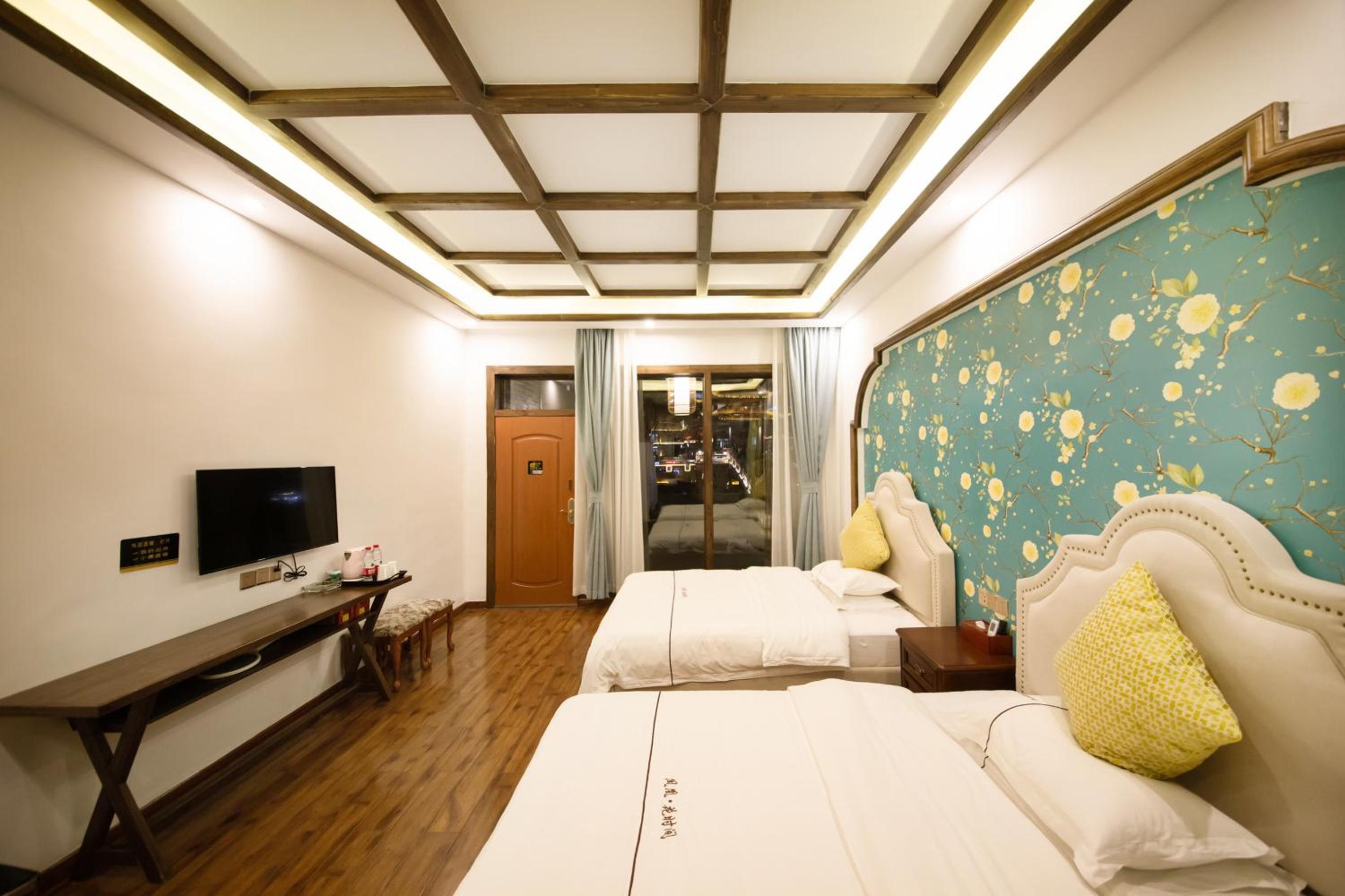 Fenghuang Slowly Time Inn