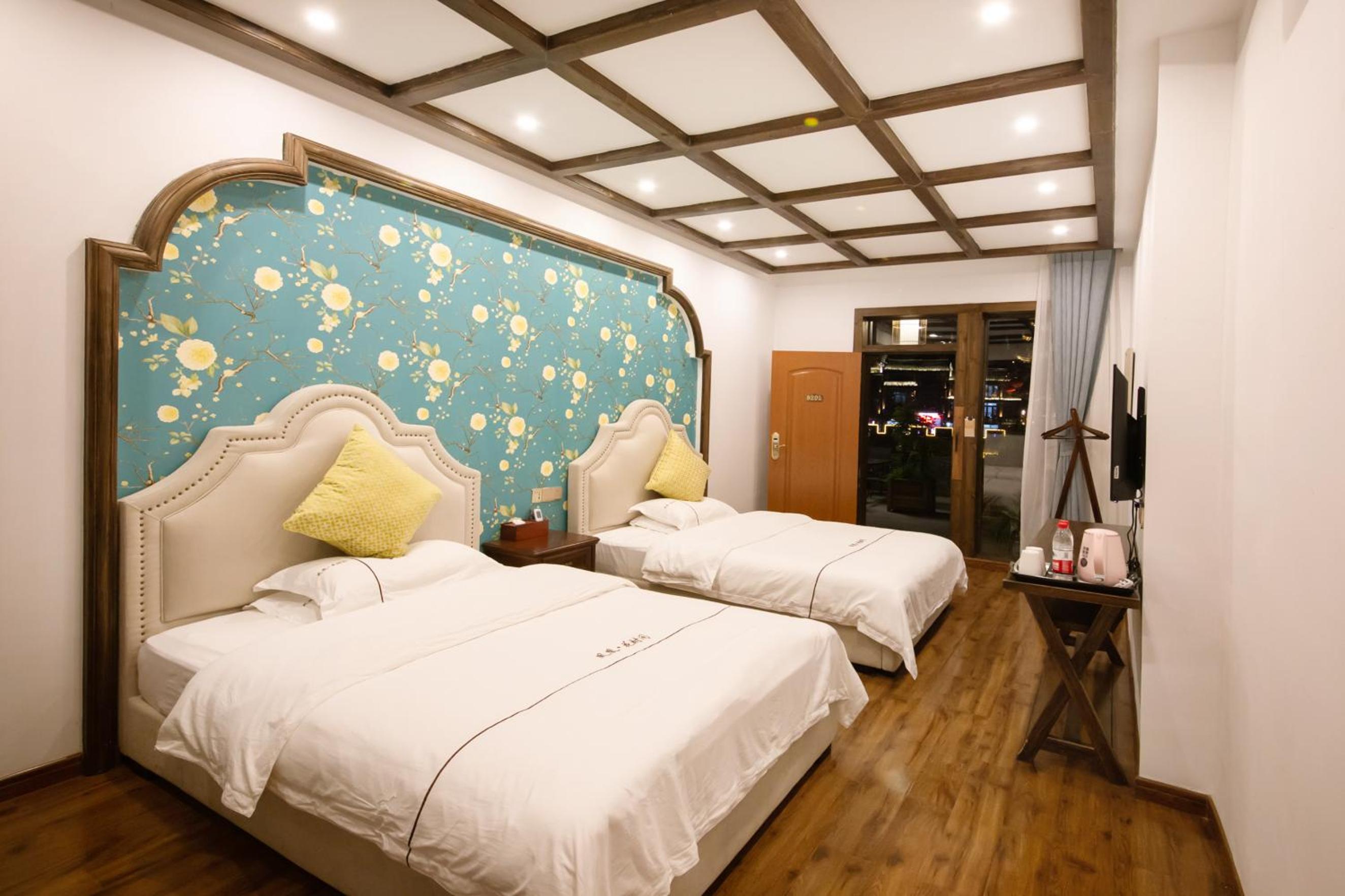 Fenghuang Slowly Time Inn
