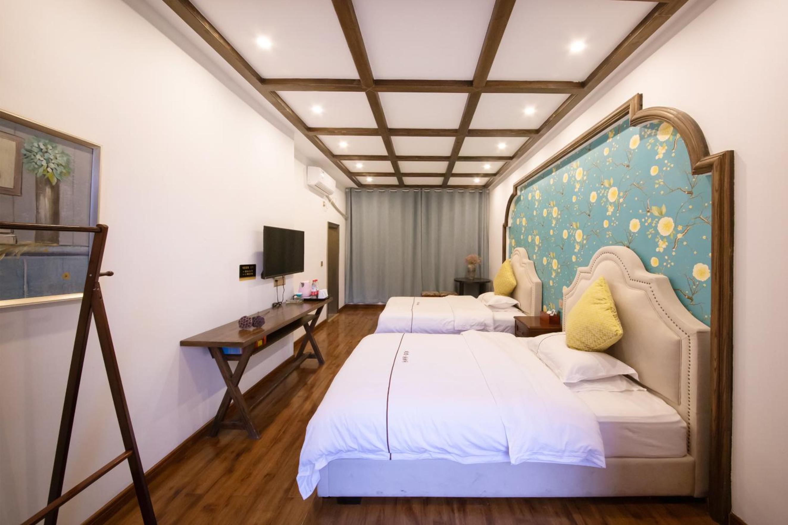 Fenghuang Slowly Time Inn