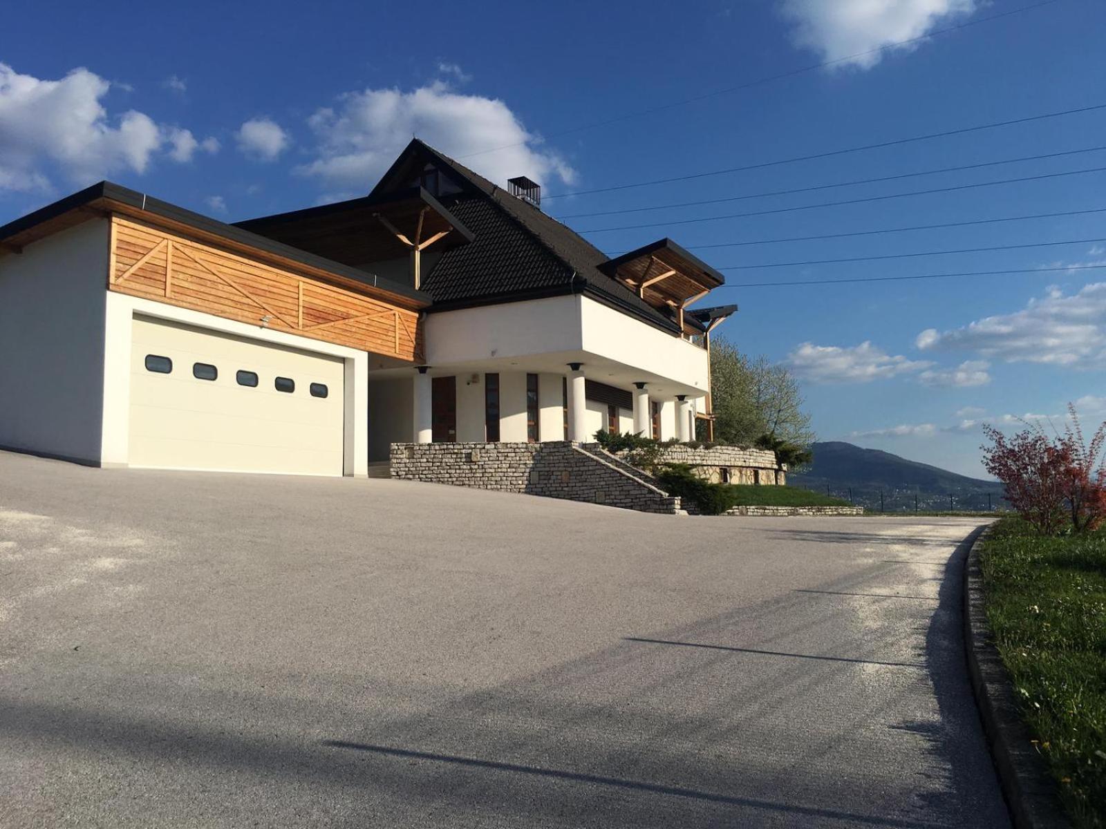 Luxury Hill Residence