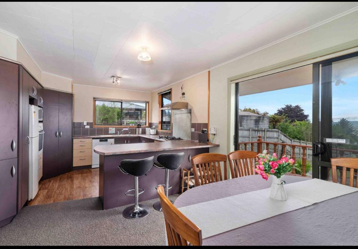 Mountain Top kiwi star holiday home view 3