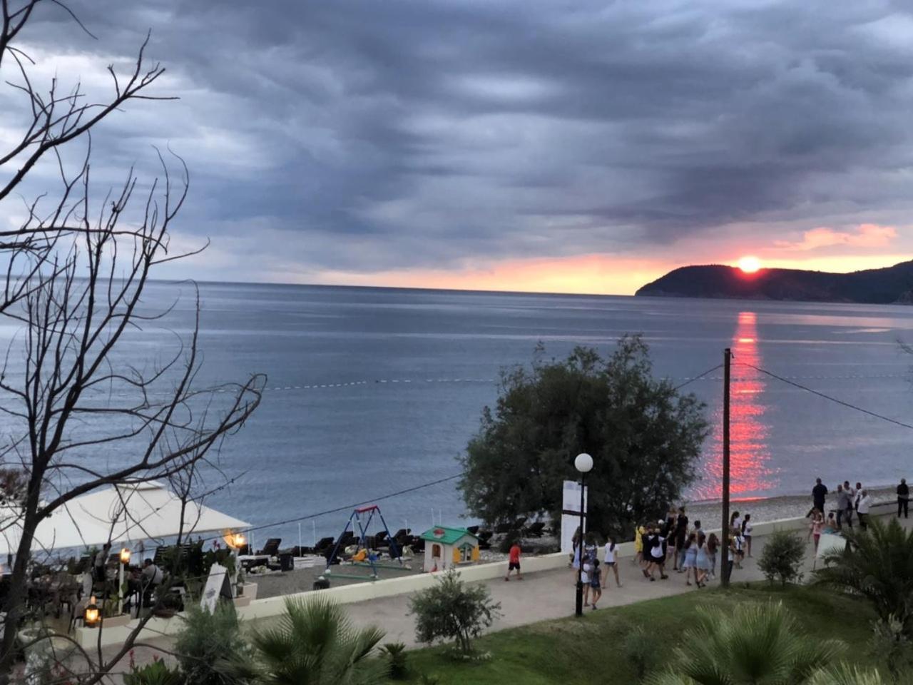 Apartments Kuce Lekovica Beach & snack bar- Bistro