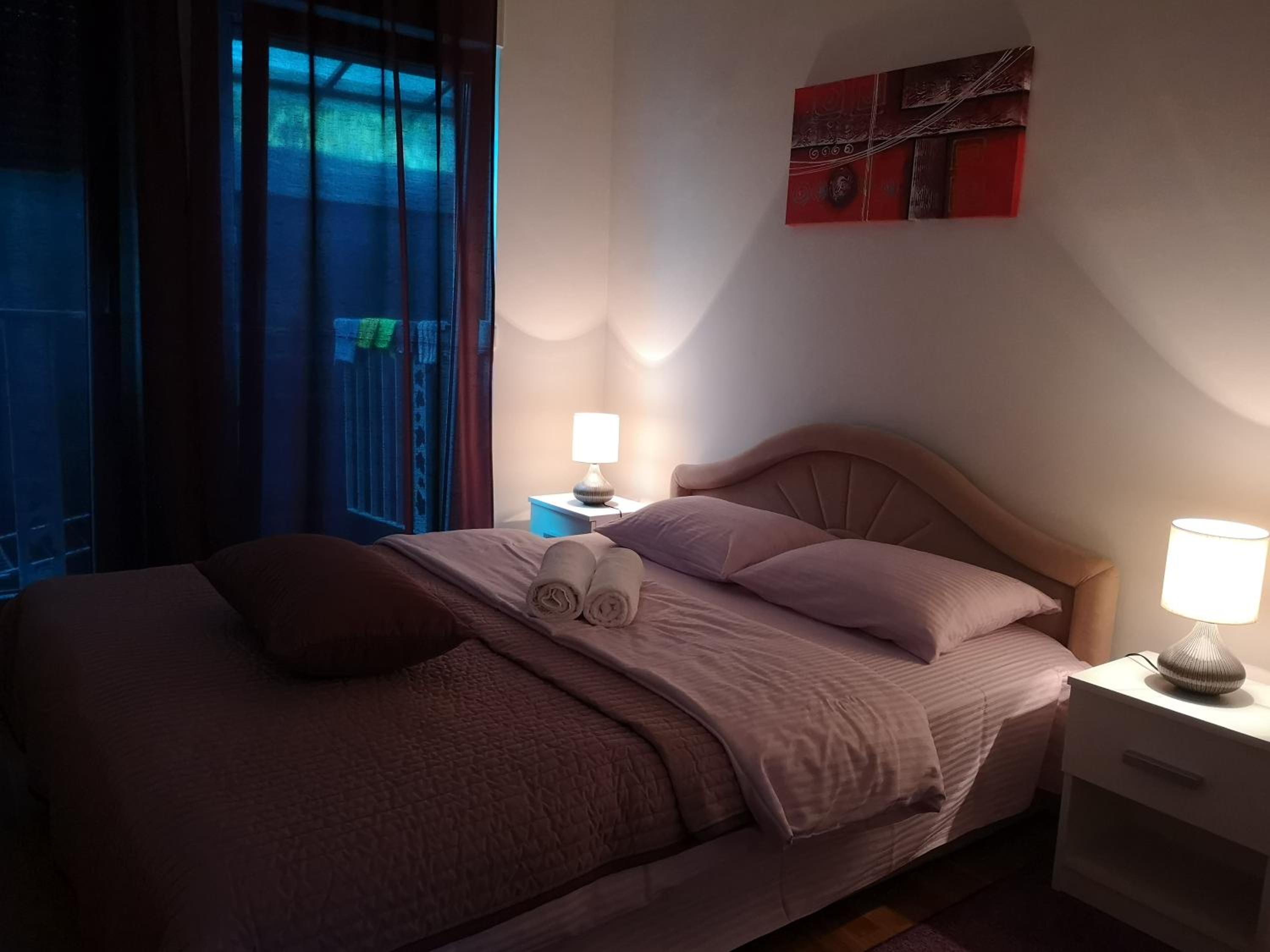 Quiet Apartment in City Center, Free Private Parking