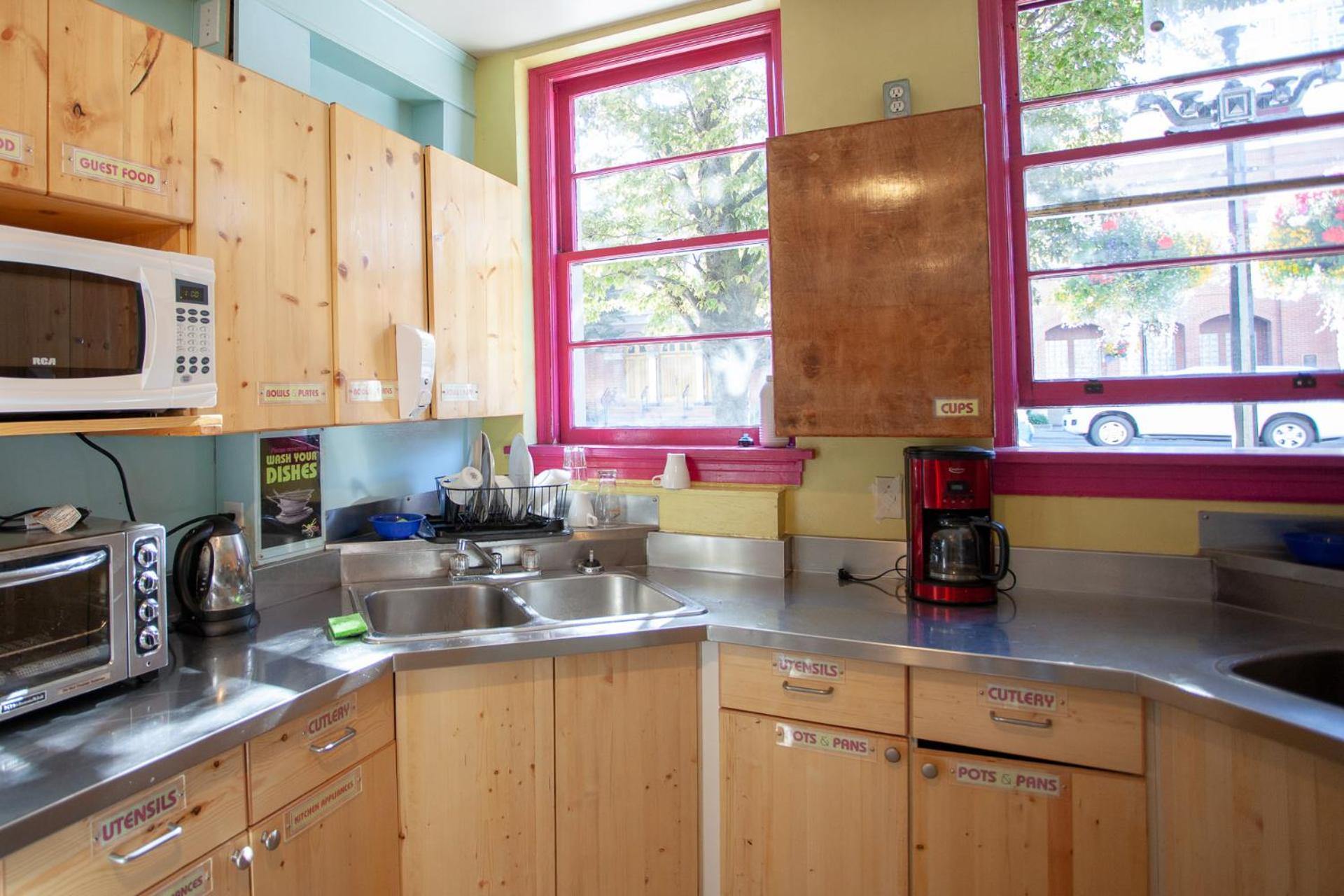 Ocean Island Inn | Backpackers | Suites