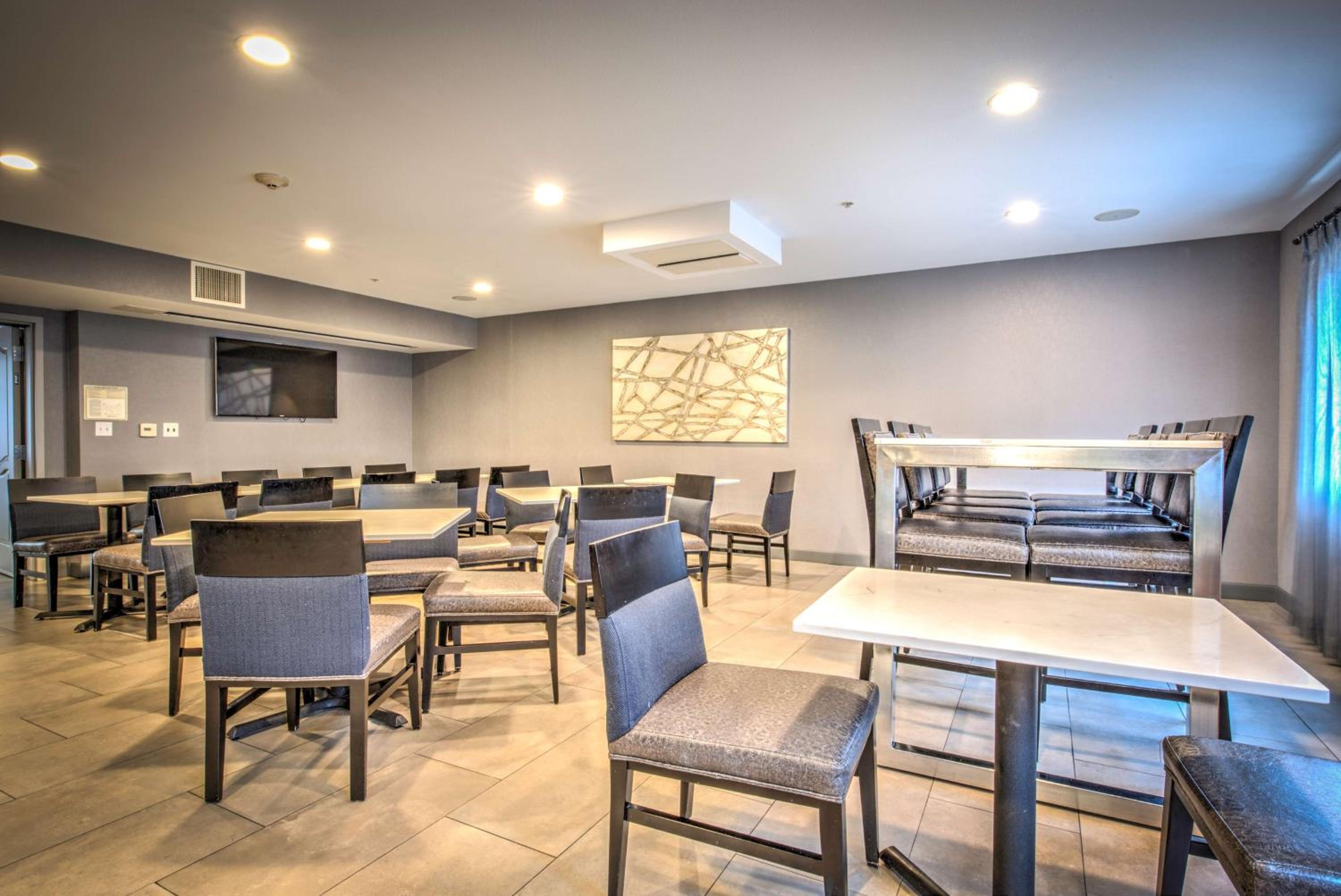 Hotel Best Western Plus Media Center Inn & Suites - Image 1