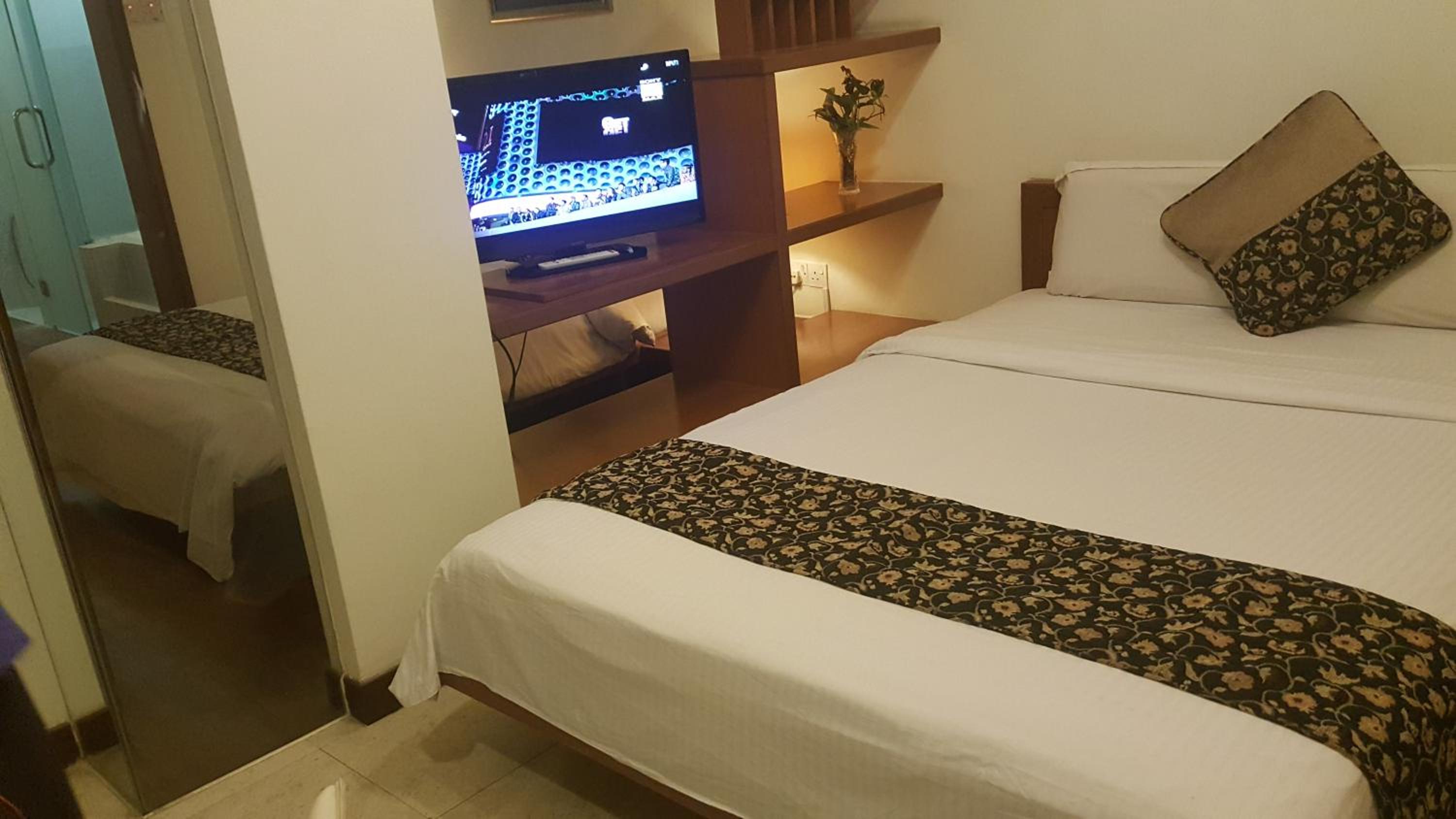 PENINSULA SEMANTAN SUITEs