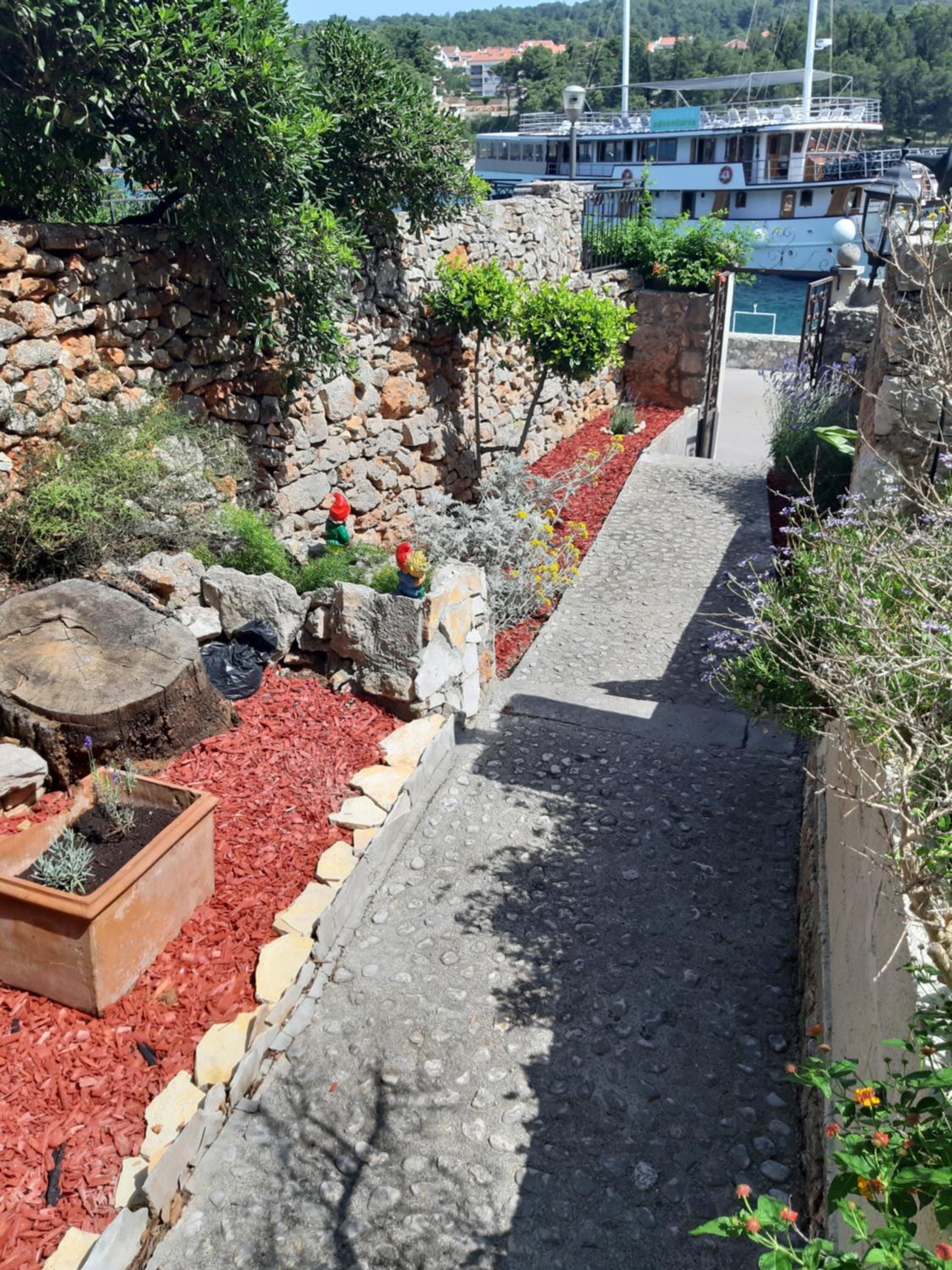Two-bedroom apartment with sea view,big terrase and garden