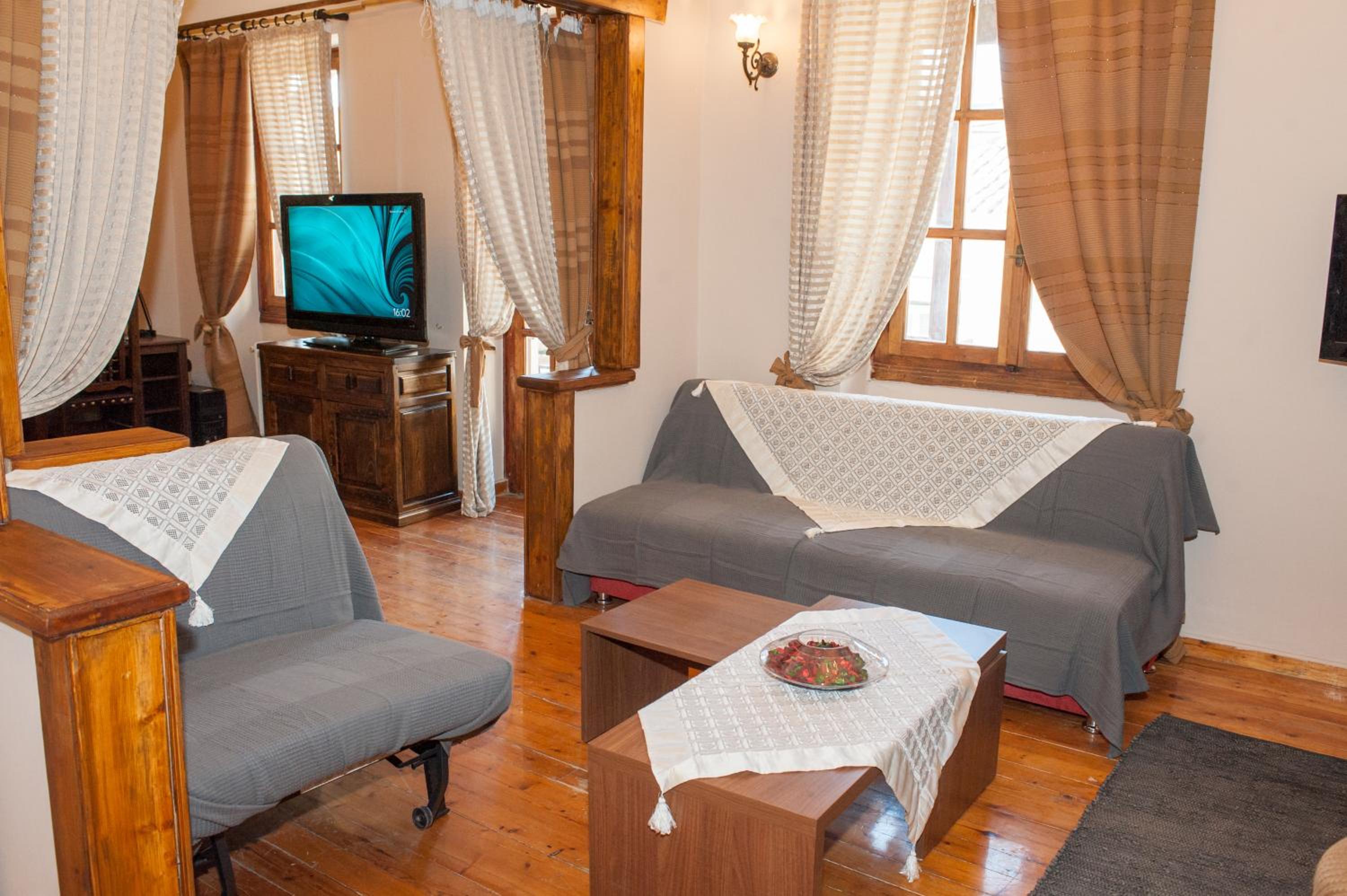 Platos's Academy Studio 100m² (4min METRO)