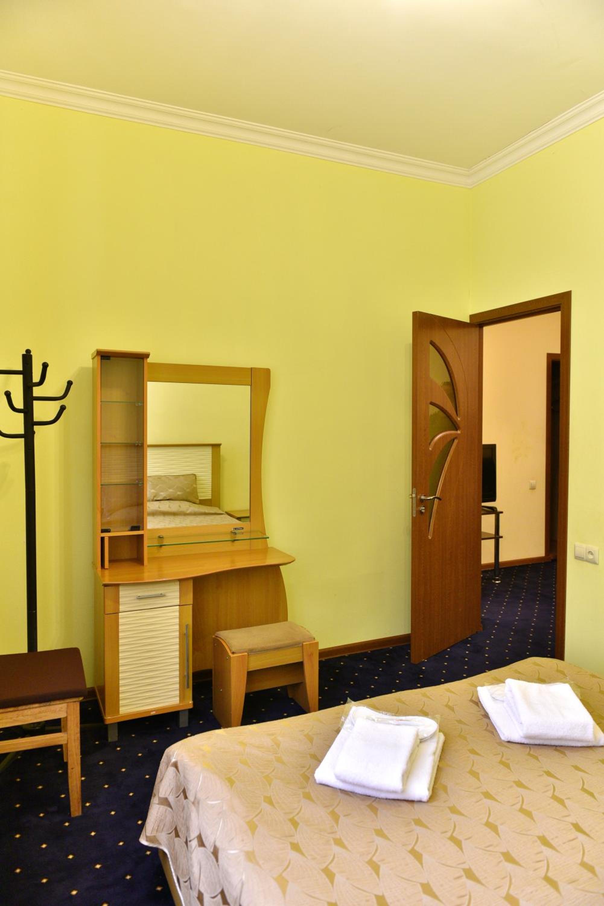GreenWood Hotel