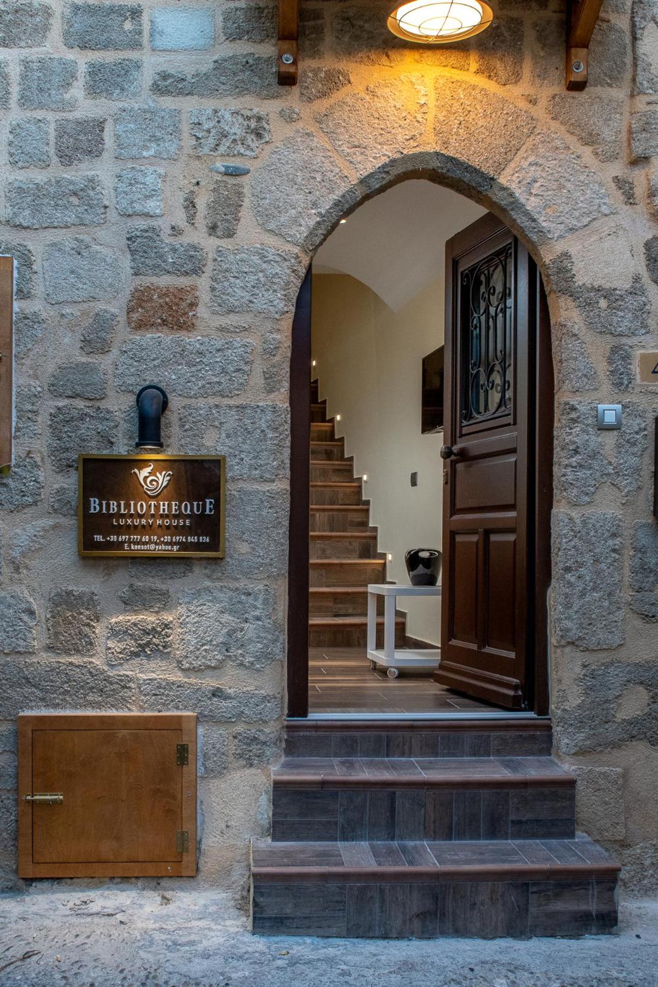 Hotel BIBLIOTHEQUE - Image 1