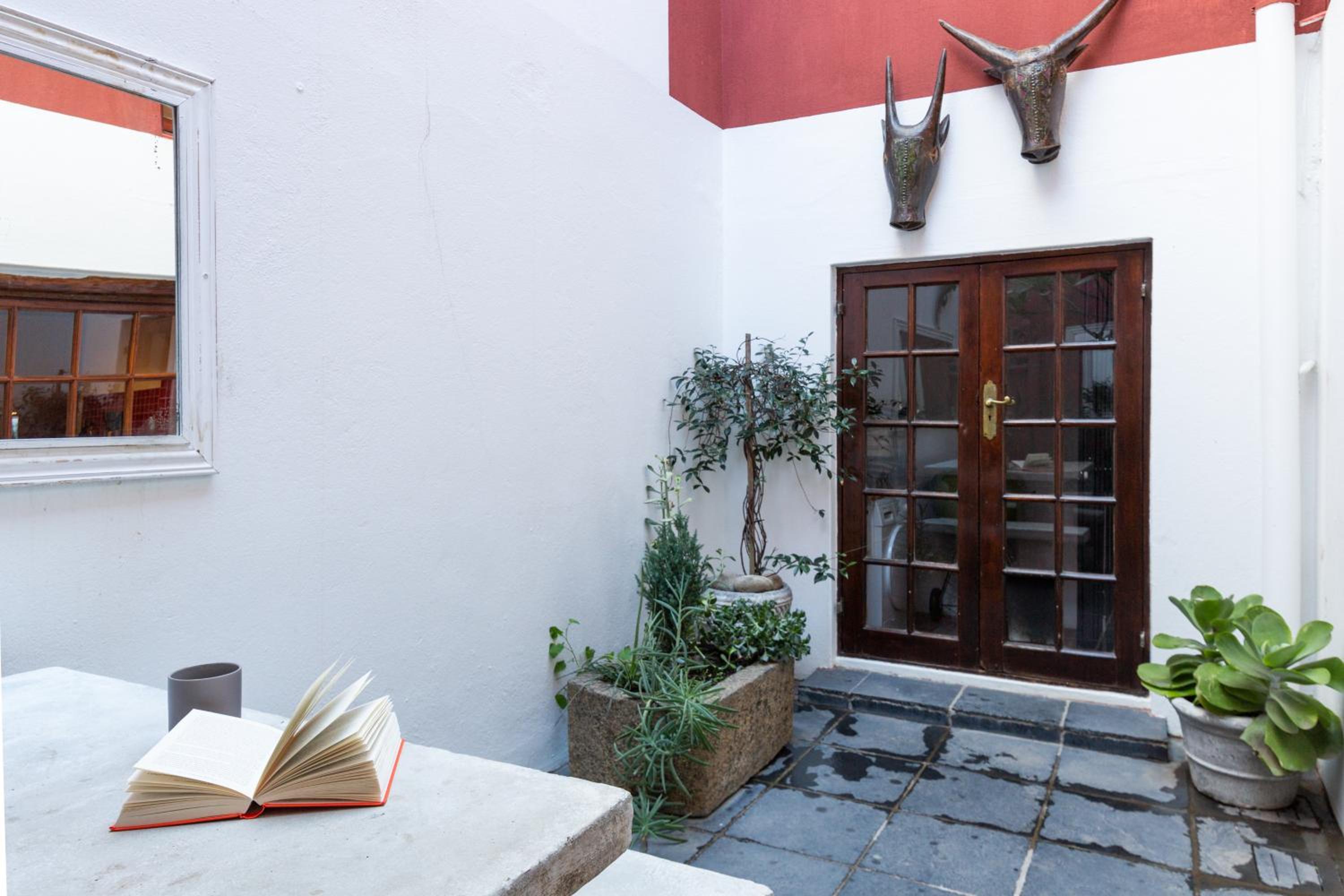 Central CAPE TOWN, Stylish home, with PRIVATE COURTYARD view 4