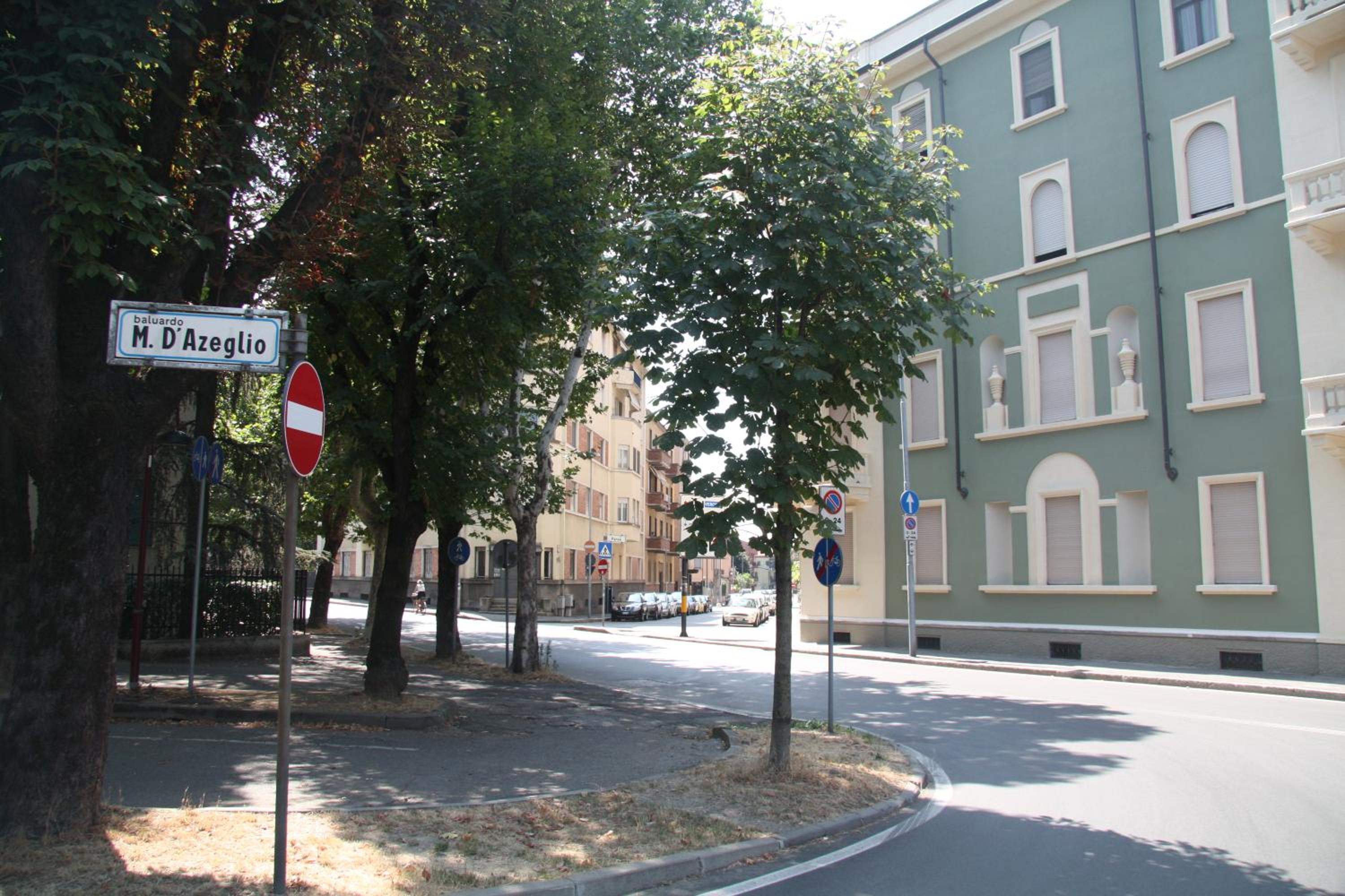 Davide & Mary friendly house view 3