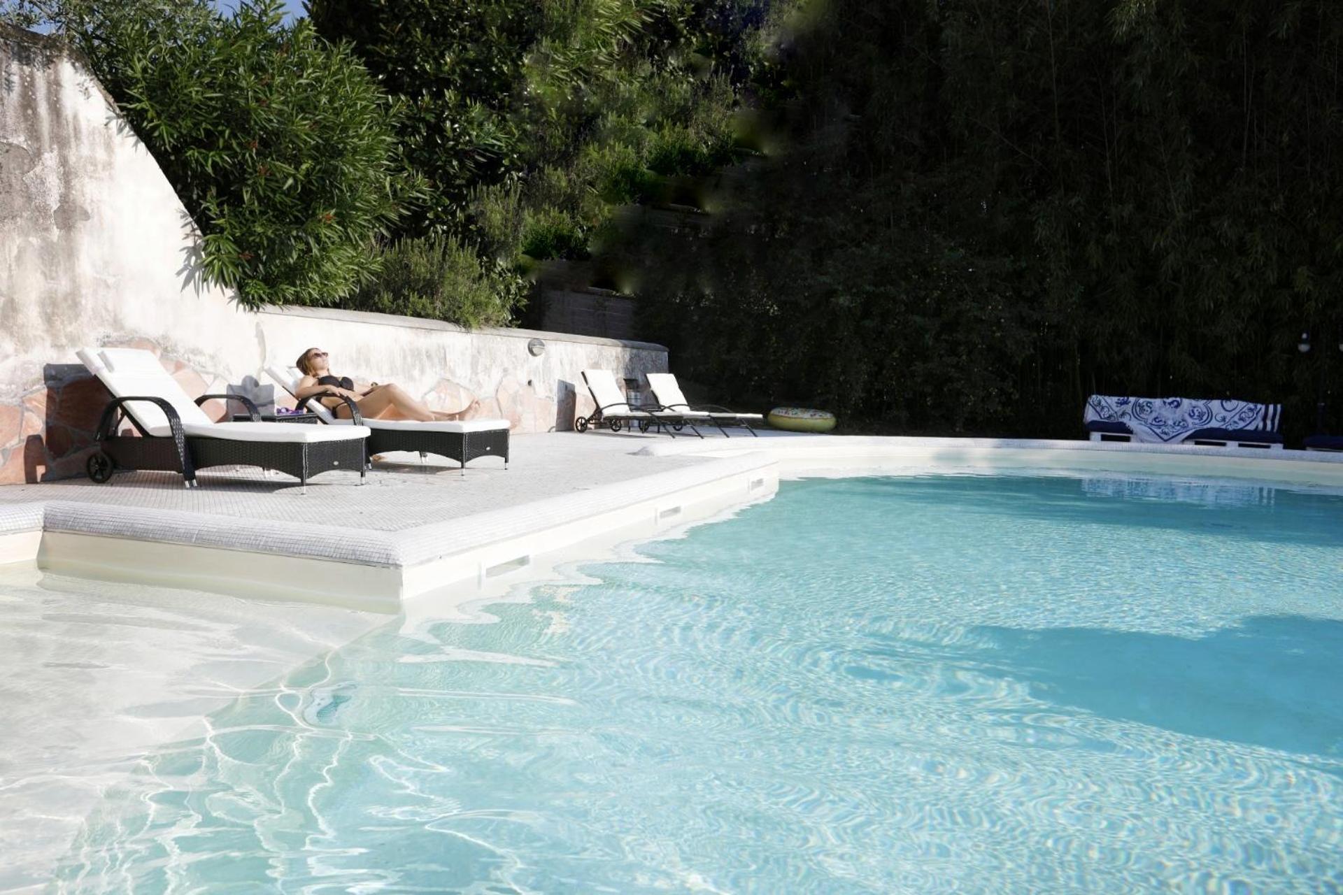 casa vacanza con piscina grande e idromassaggio jacuzzi