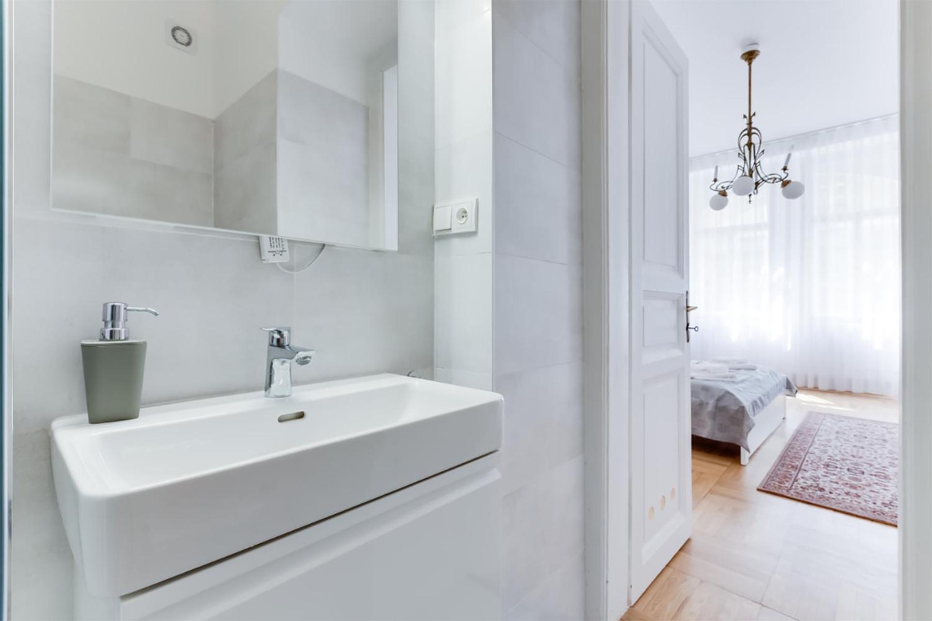 The Dancing House Residence, Two Bedroom Apartment with Balcony near river!