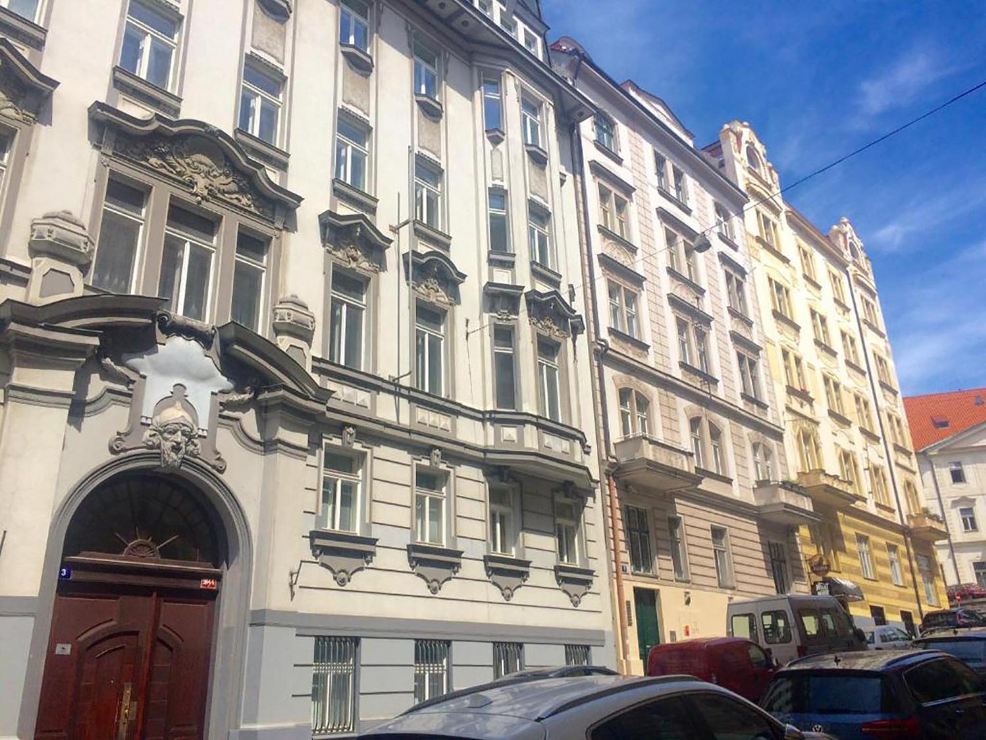The Dancing House Residence, Two Bedroom Apartment with Balcony near river!