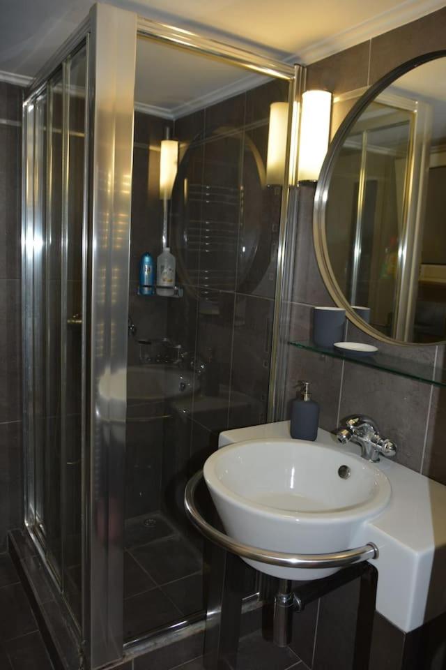Modern apartment, 5΄ walk from central metro station