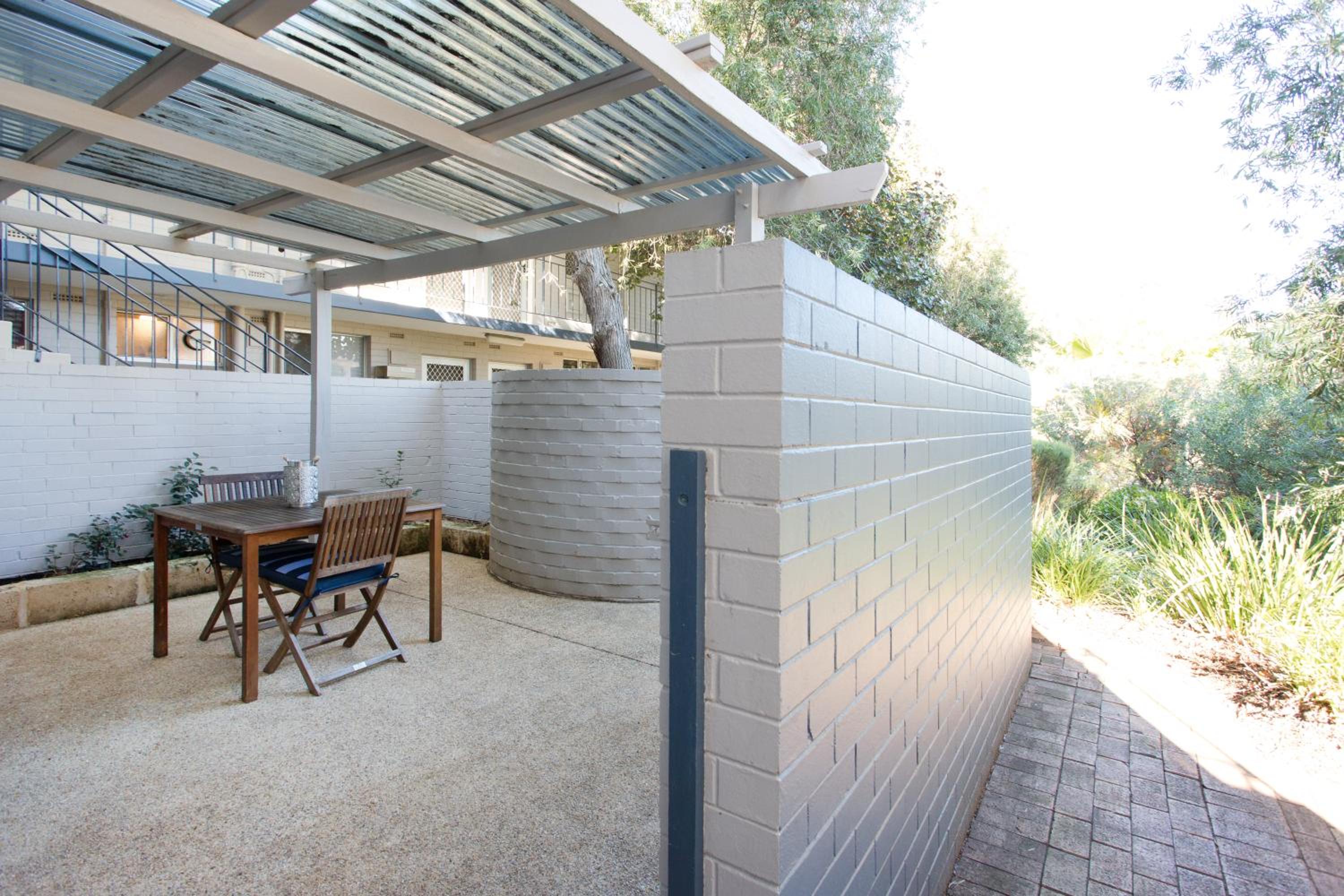 Hensman 5 - 1BRM Unit with Courtyard & Parking