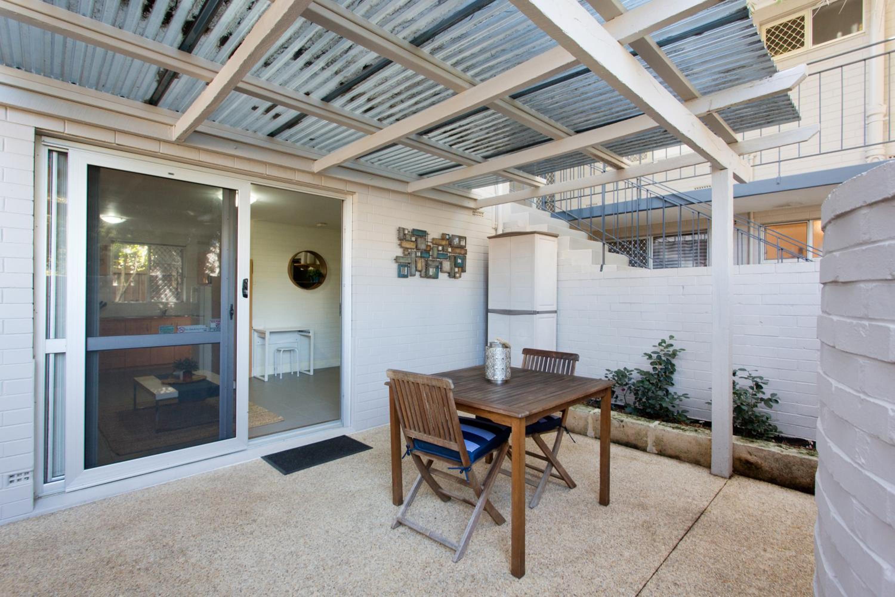 Hensman 5 - 1BRM Unit with Courtyard & Parking