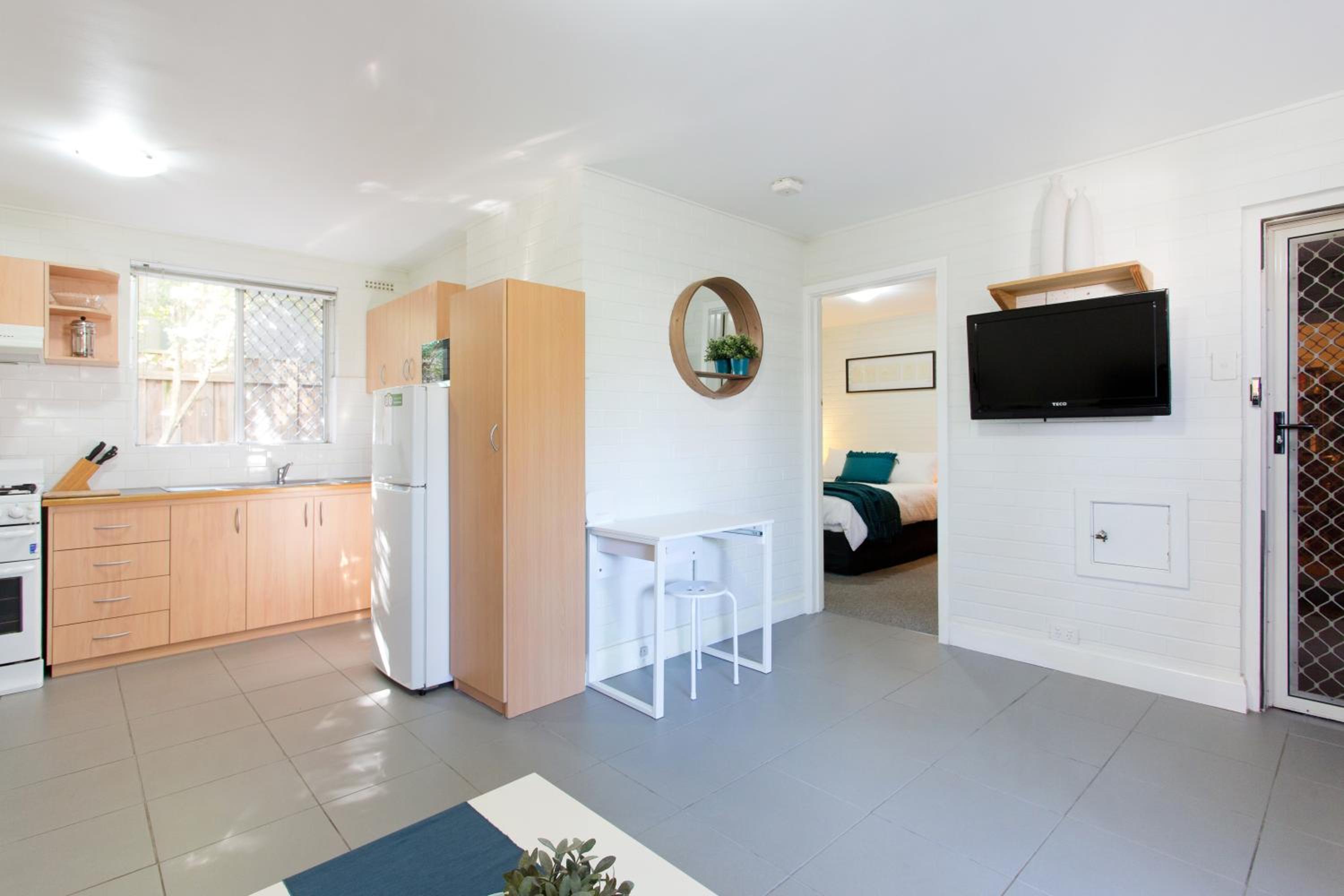 Hensman 5 - 1BRM Unit with Courtyard & Parking