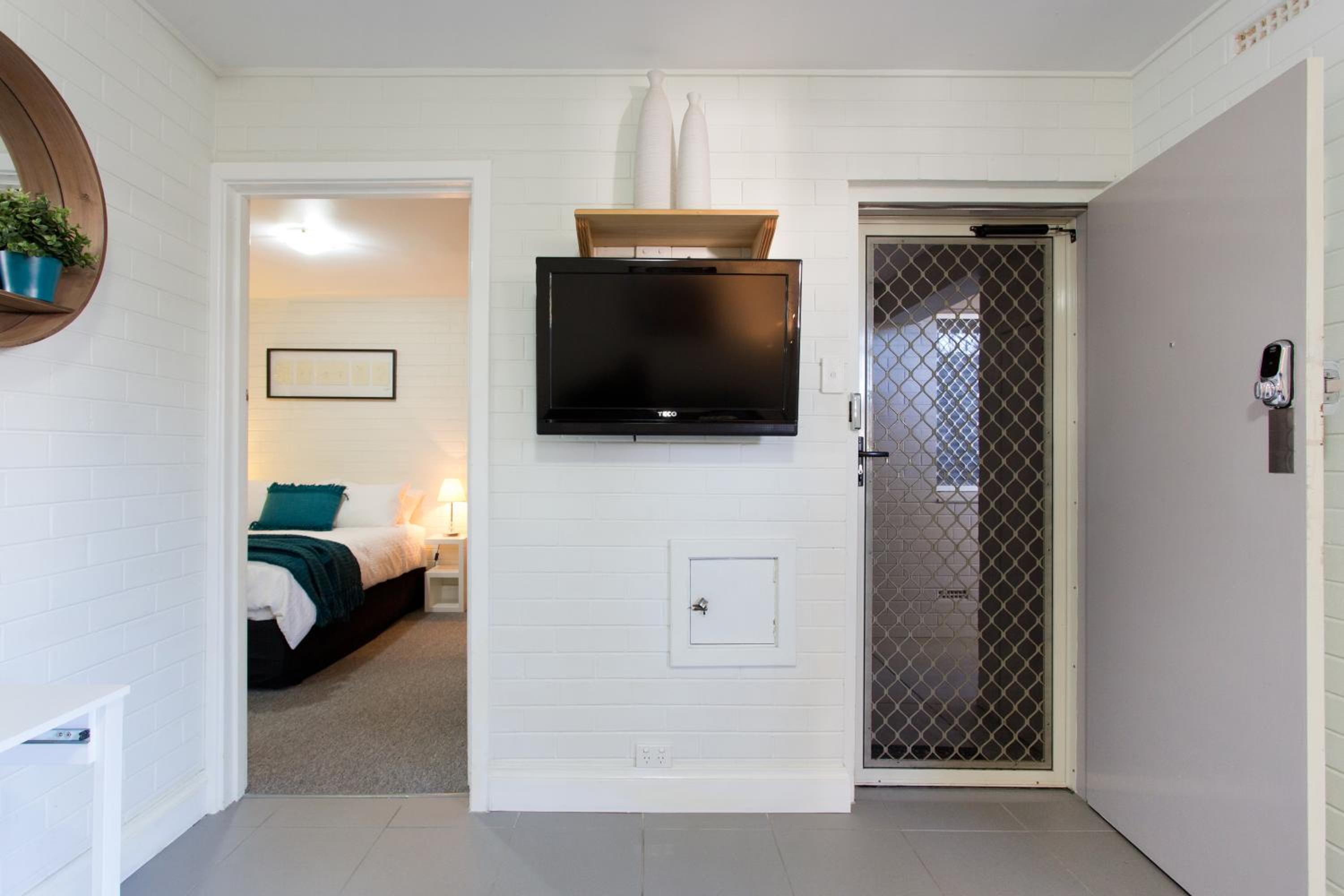 Hensman 5 - 1BRM Unit with Courtyard & Parking