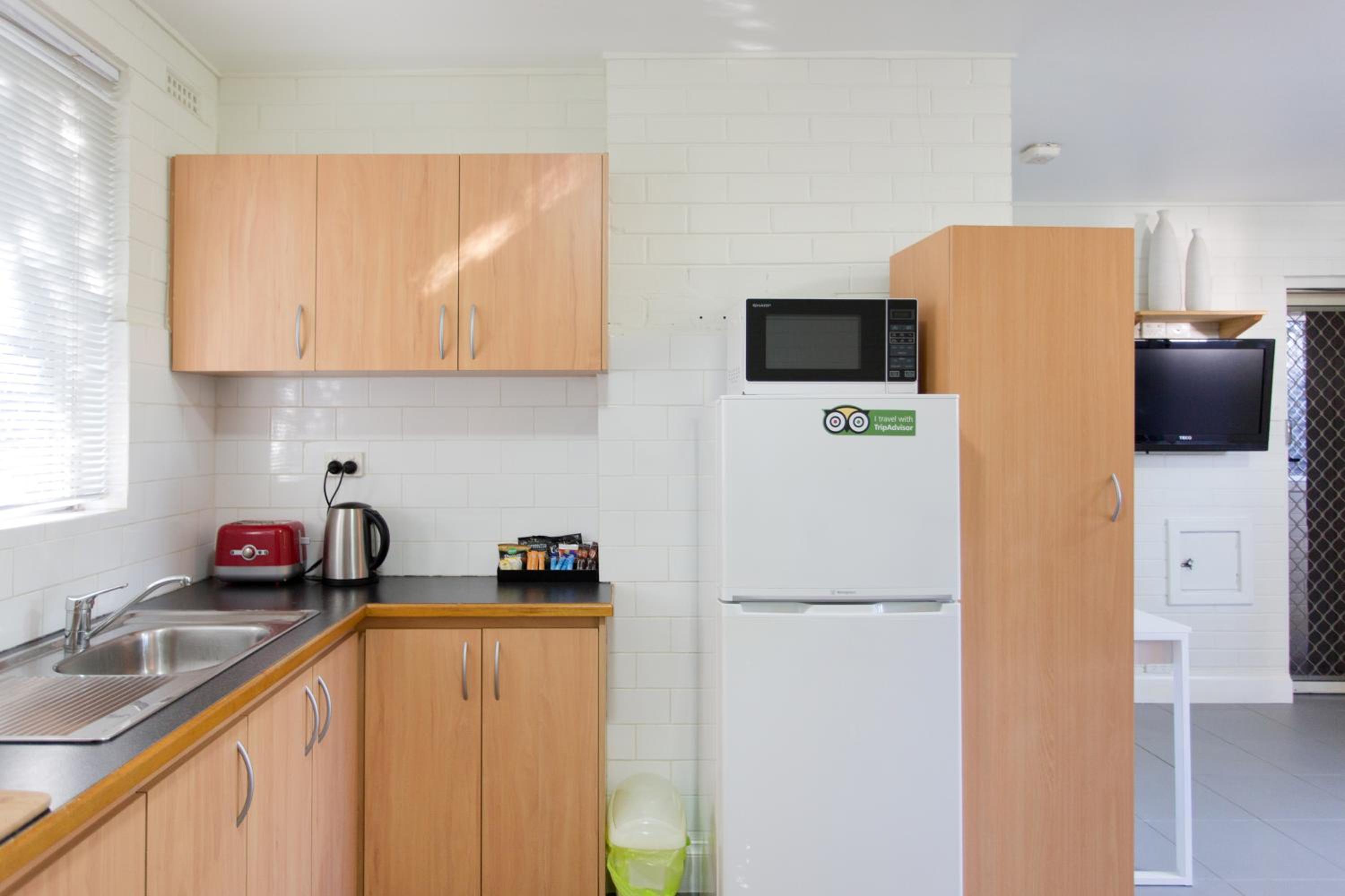 Hensman 5 - 1BRM Unit with Courtyard & Parking