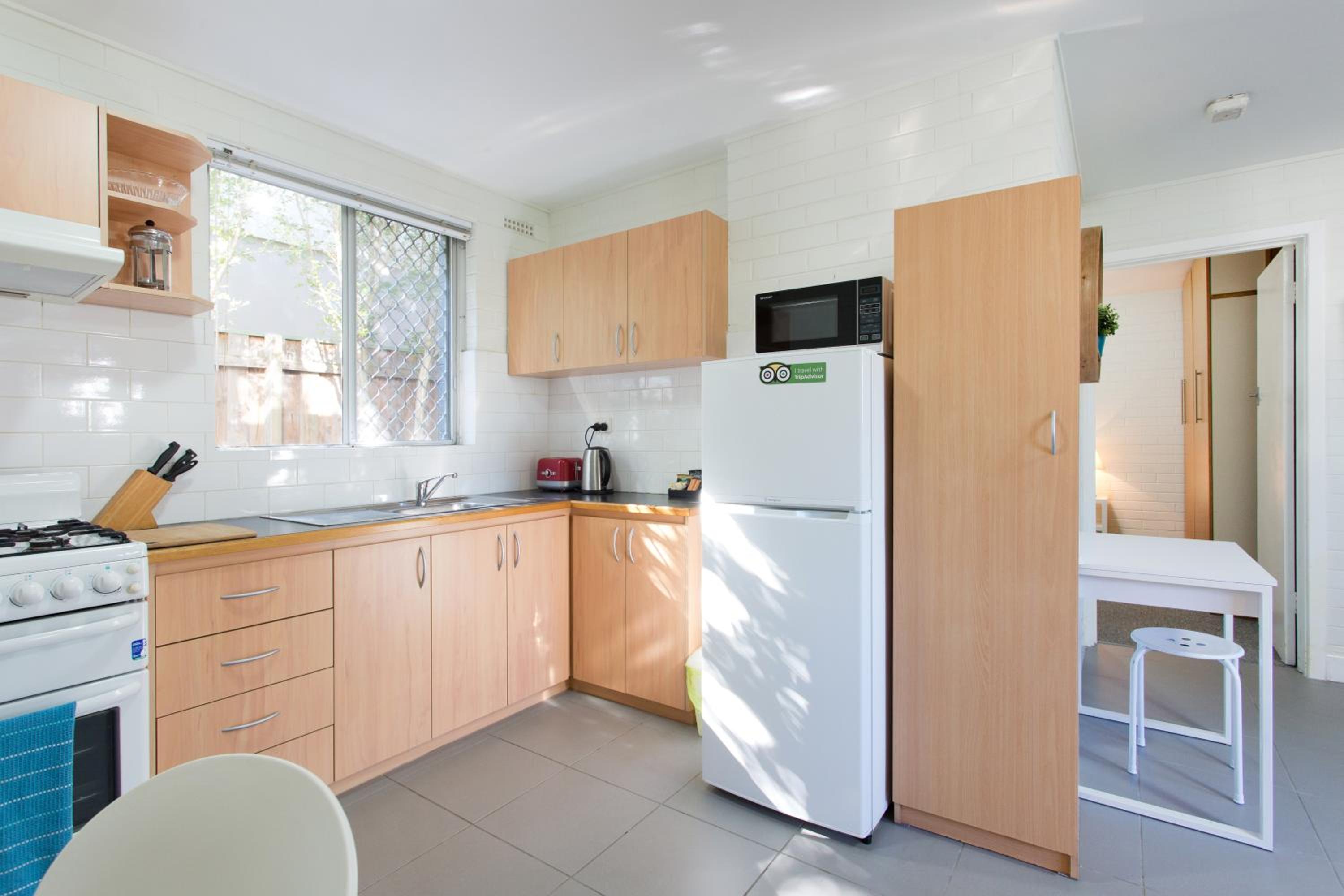 Hensman 5 - 1BRM Unit with Courtyard & Parking
