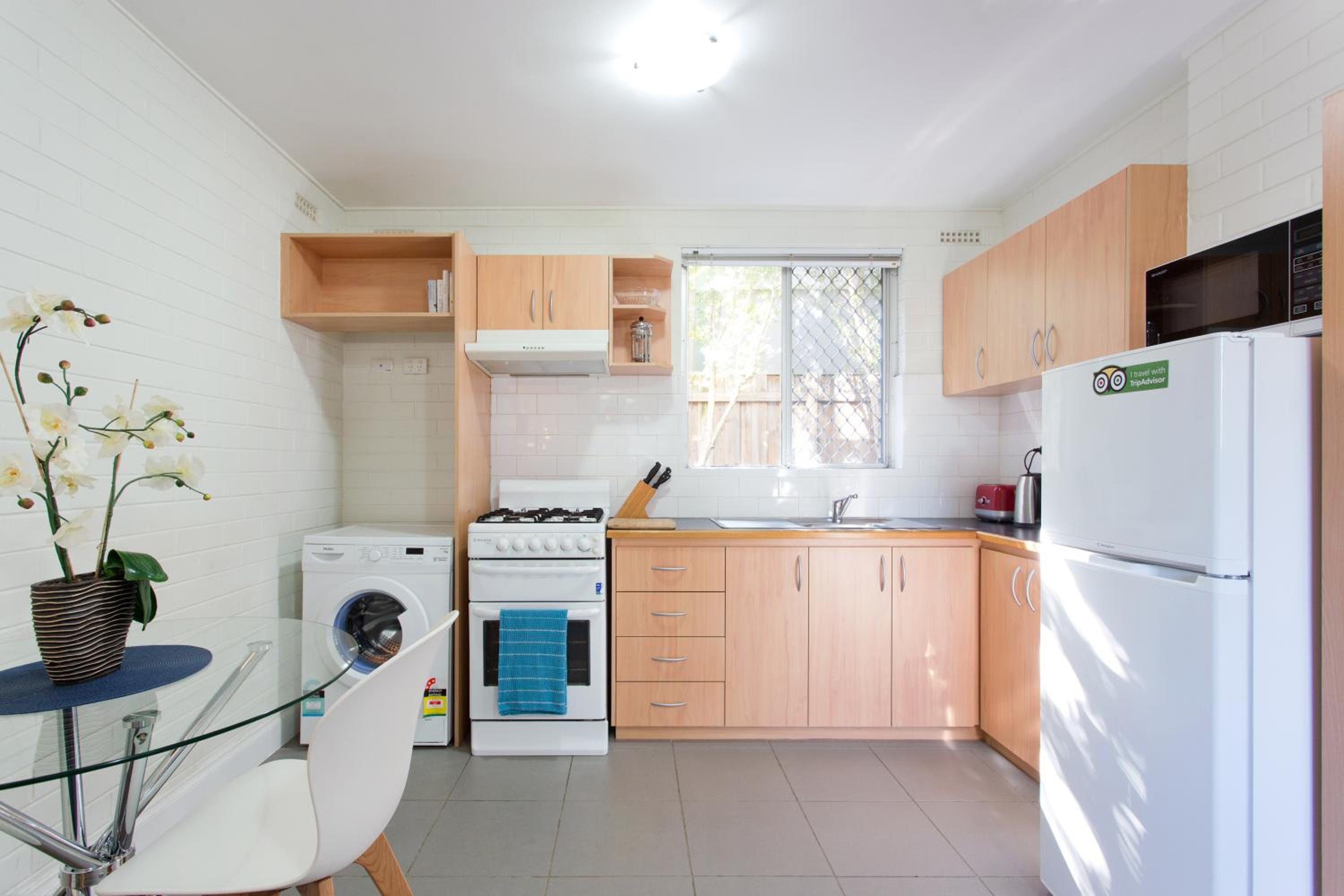Hensman 5 - 1BRM Unit with Courtyard & Parking