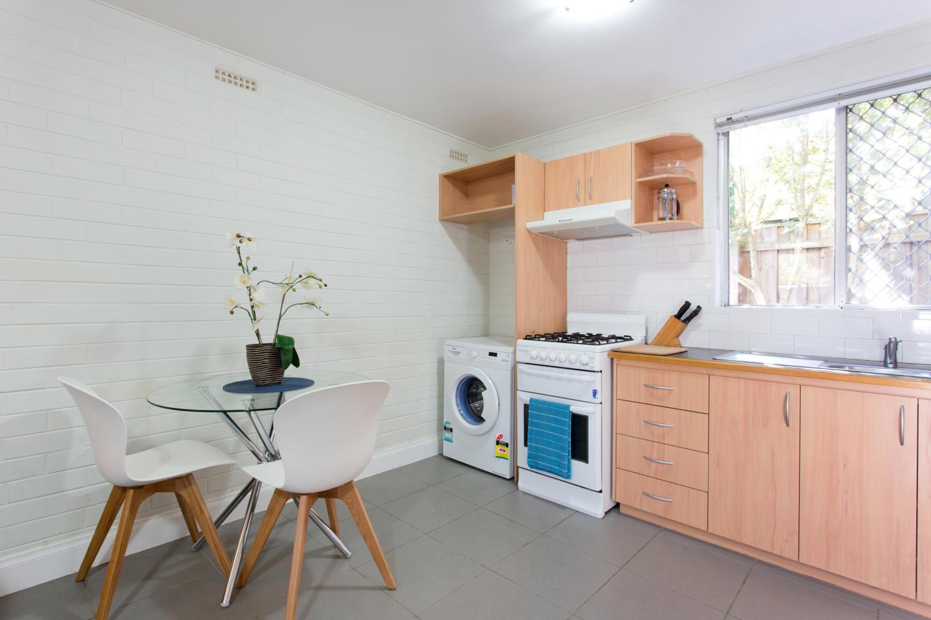 Hensman 5 - 1BRM Unit with Courtyard & Parking