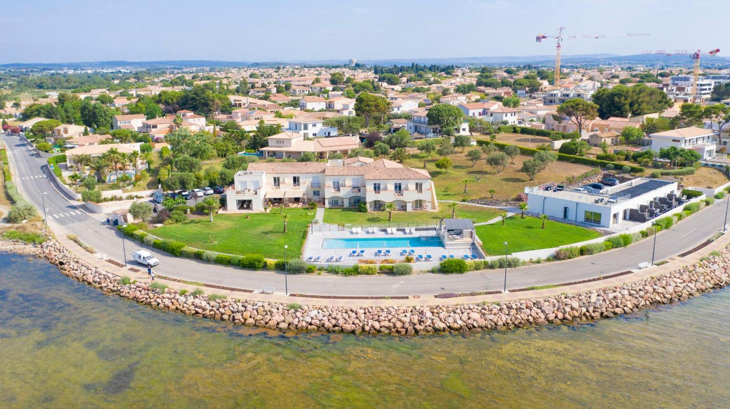 Hotel De La Pyramide - Image 1