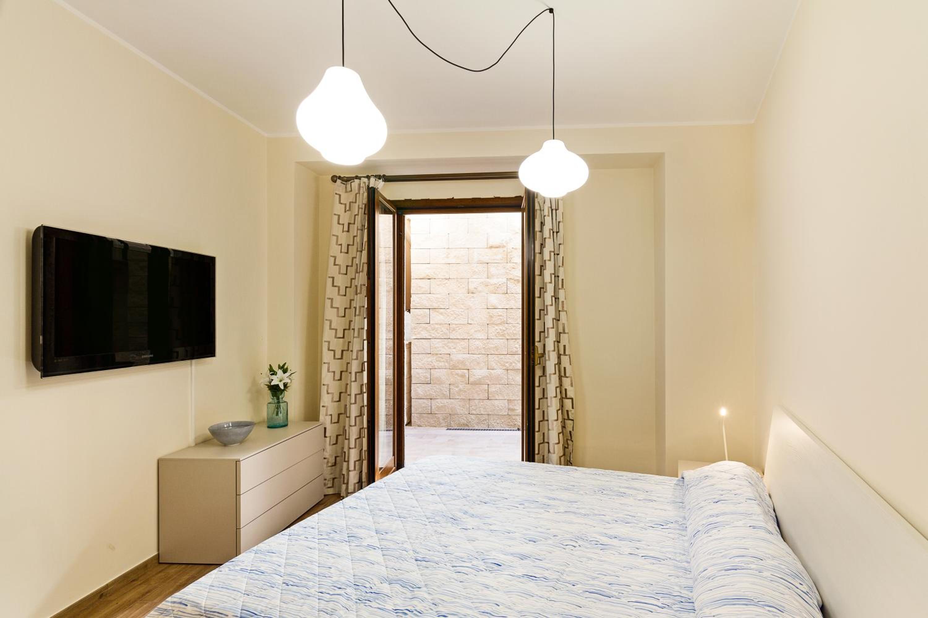 GuestHost - Calipso Seaview Flat with Private Parking photo 4