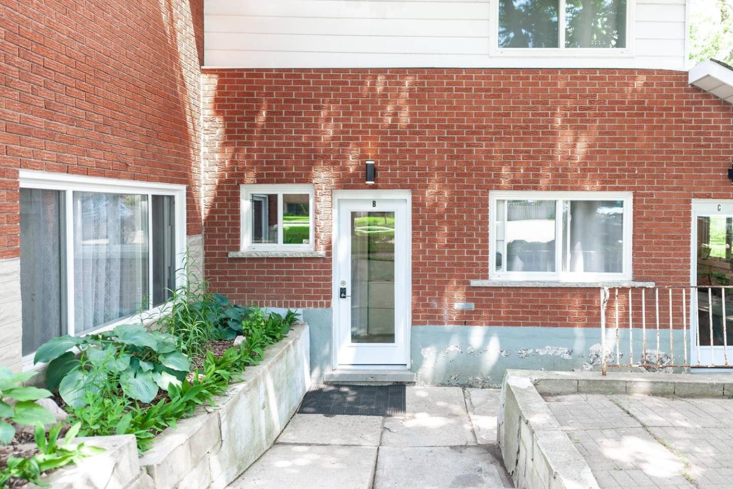 ENTIRE 2 BEDROOM APARTMENT UPTOWN WATERLOO - e1