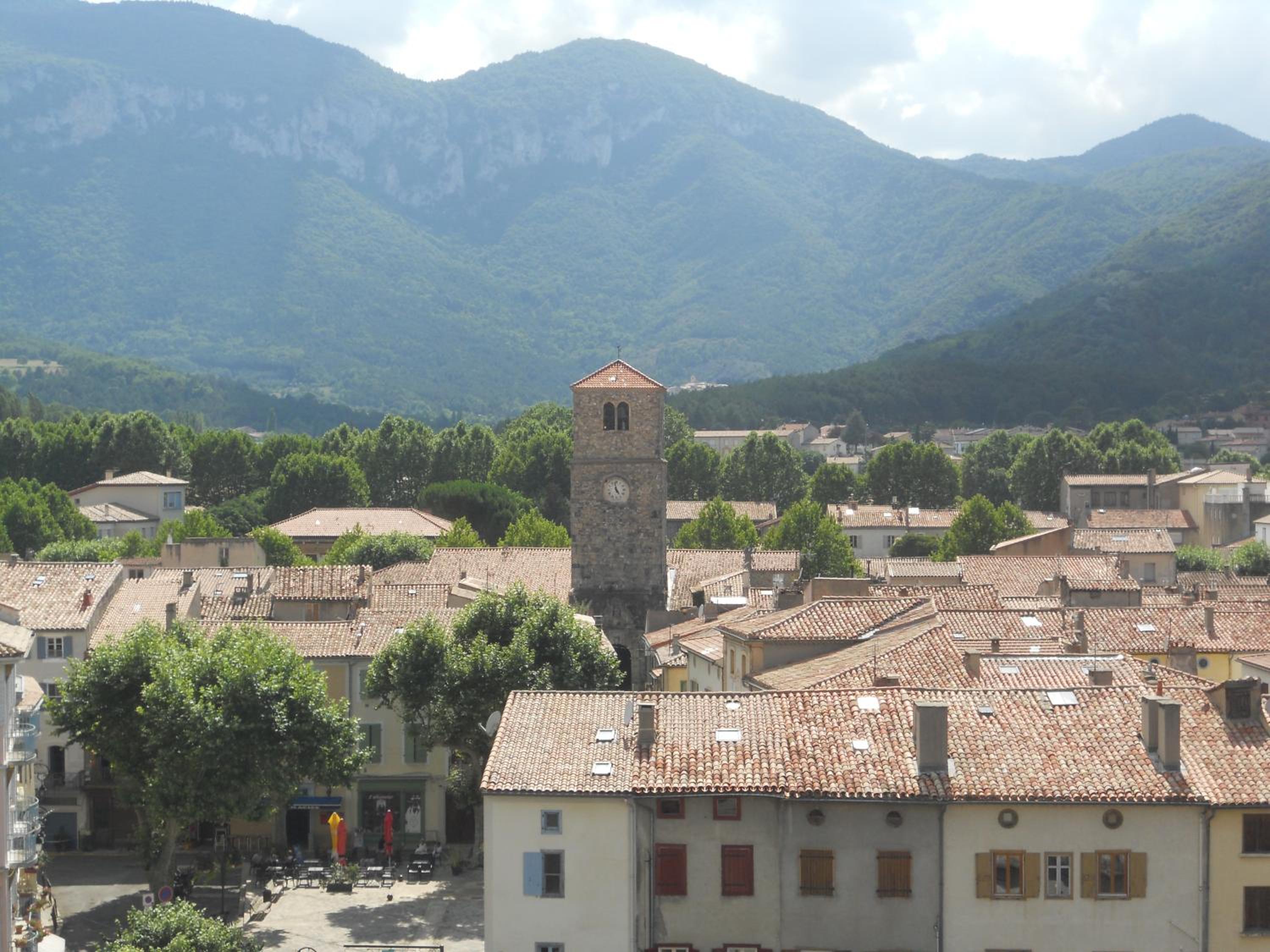 Entre l'église et la place