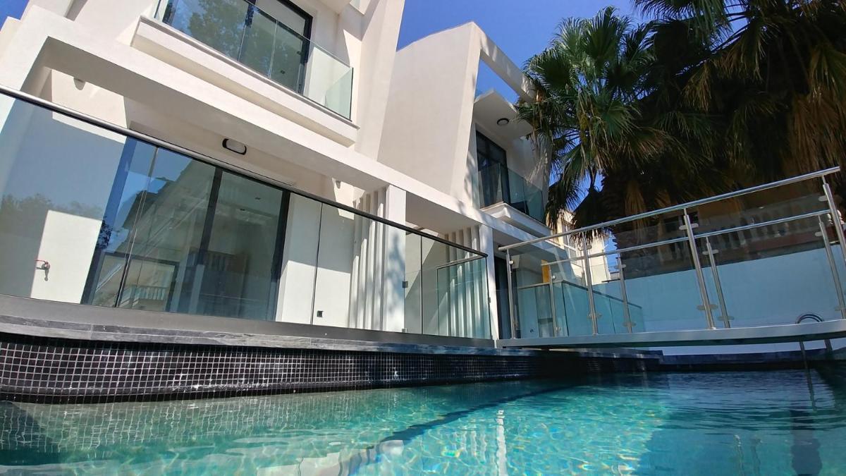 Hotel OpenSky Pool - Image 1