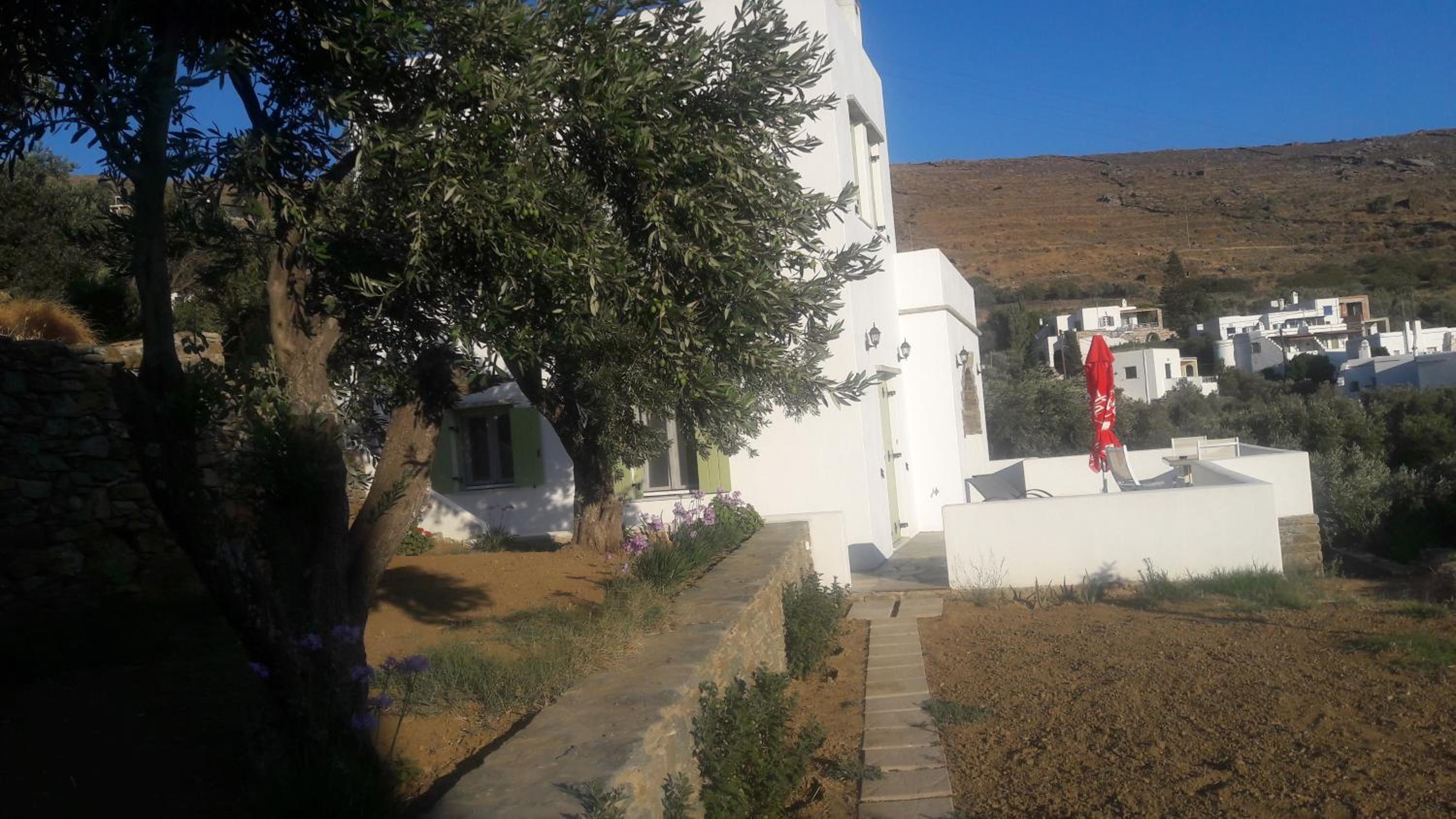 Hotel Vrahos Agios Romanos - Image 1