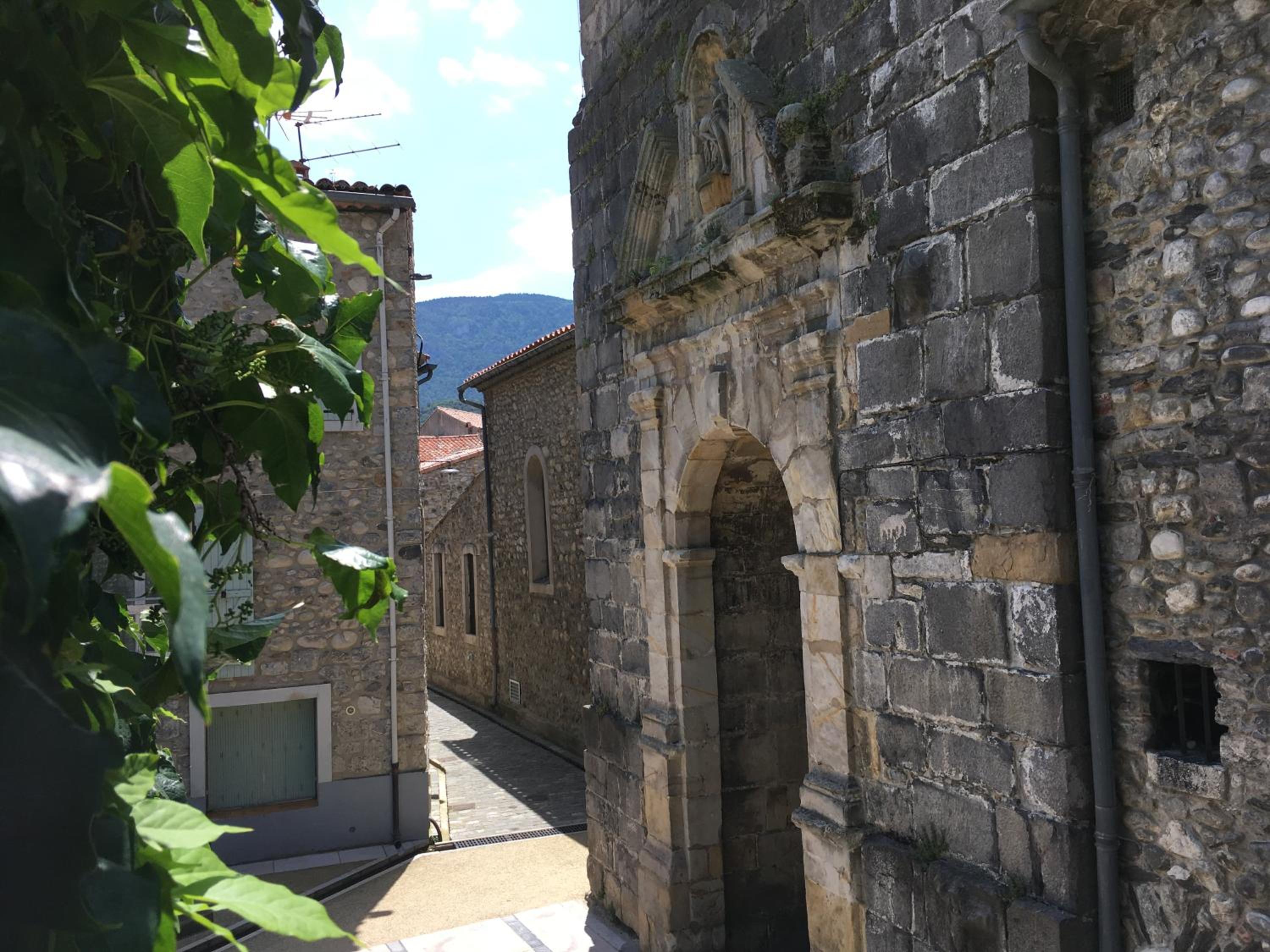 Entre l'église et la place