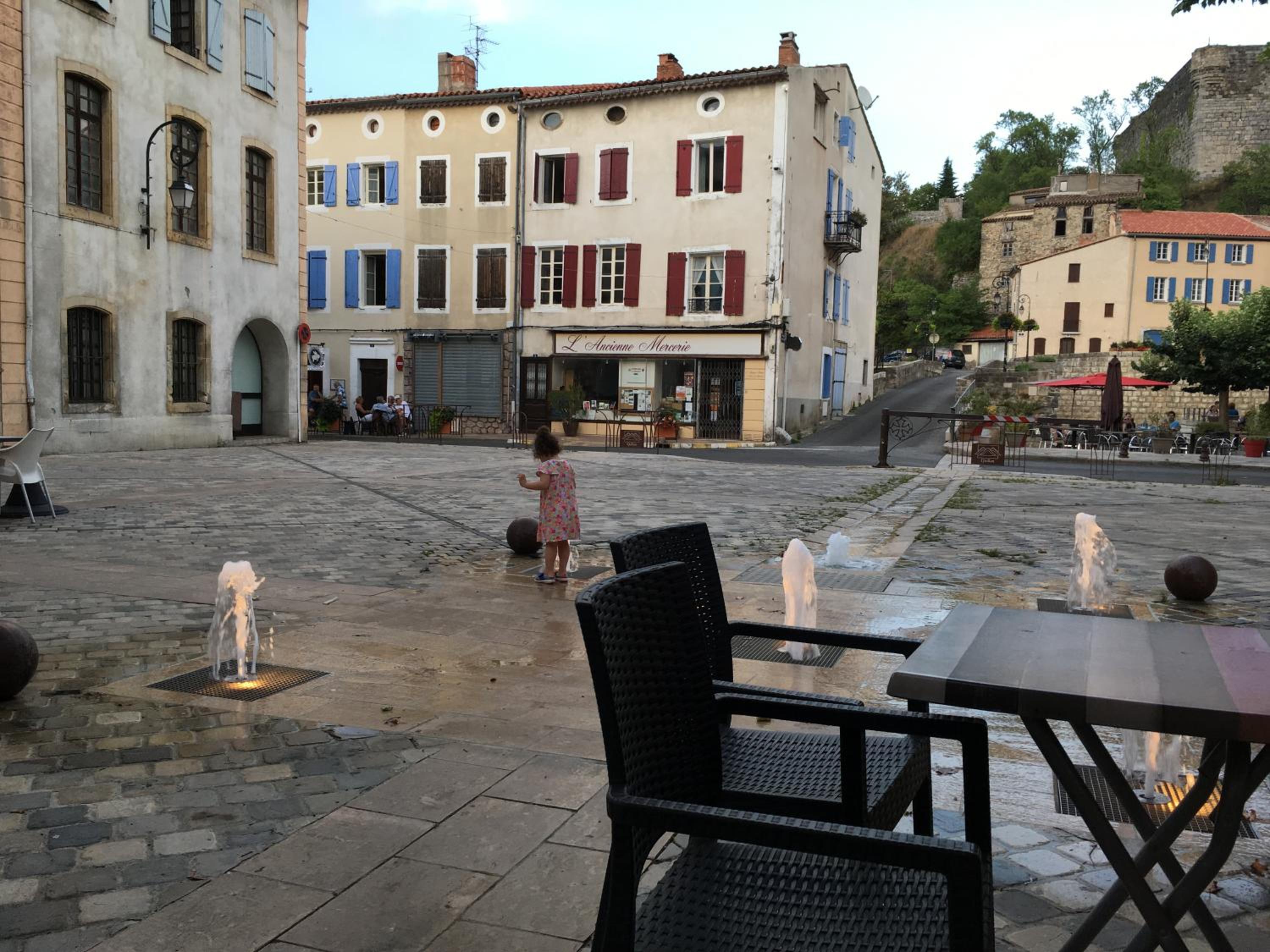 Entre l'église et la place