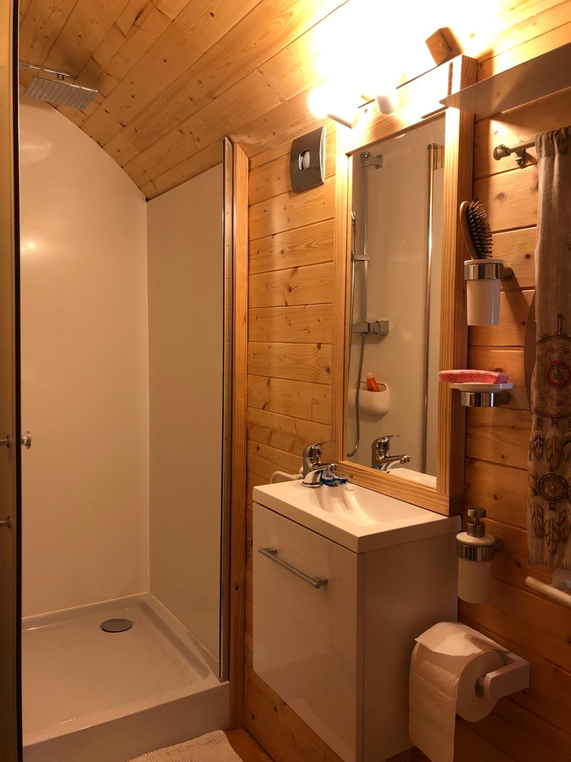 Millygite Chalet-on-wheels by the river view 5