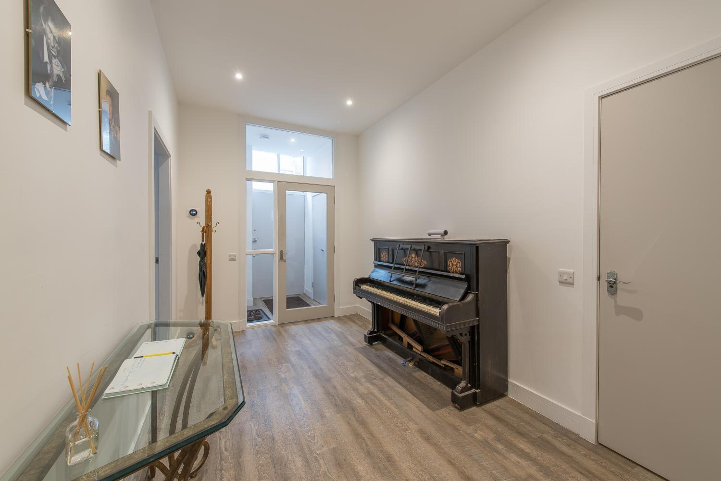 Haymarket Spacious 3 Bedroom Street Level view 4