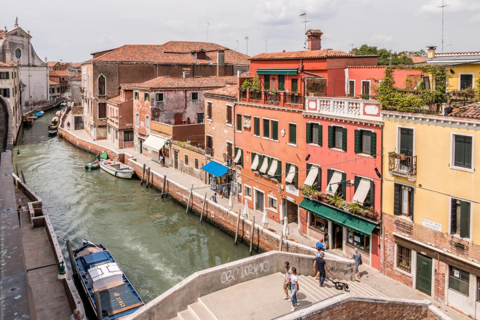Carmini Canal View & Lift by LionHost