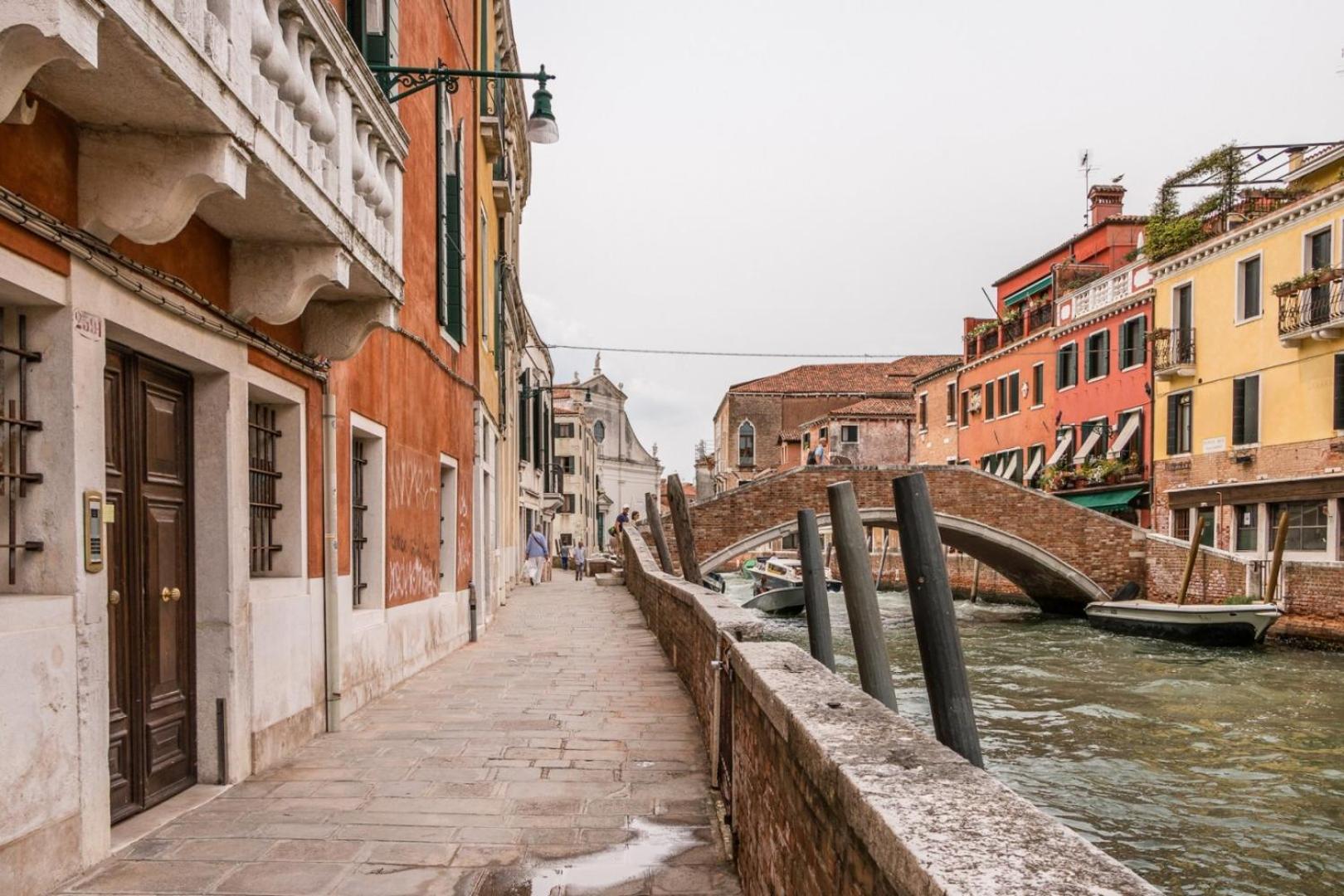 Carmini Canal View & Lift by LionHost