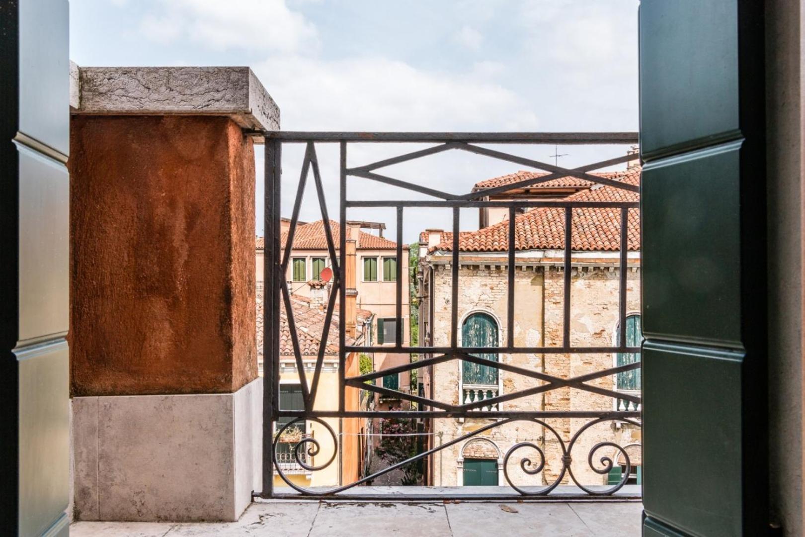 Carmini Canal View & Lift by LionHost