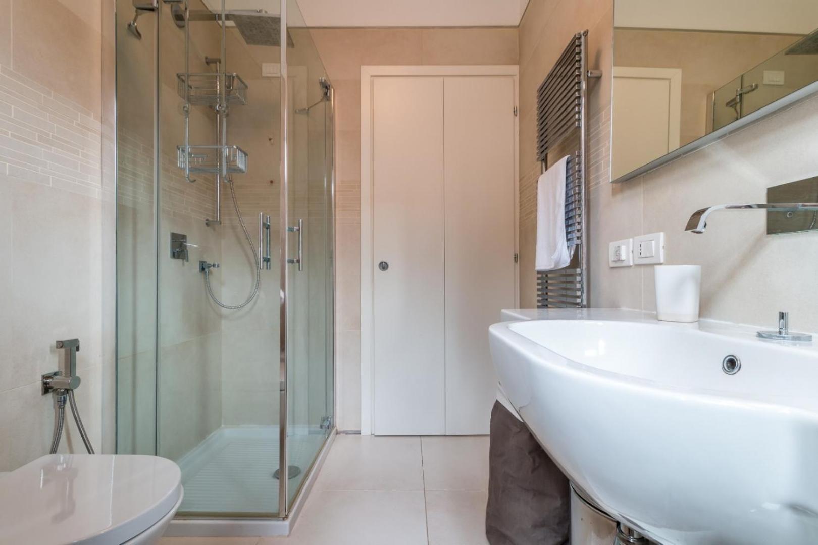 Carmini Canal View & Lift by LionHost